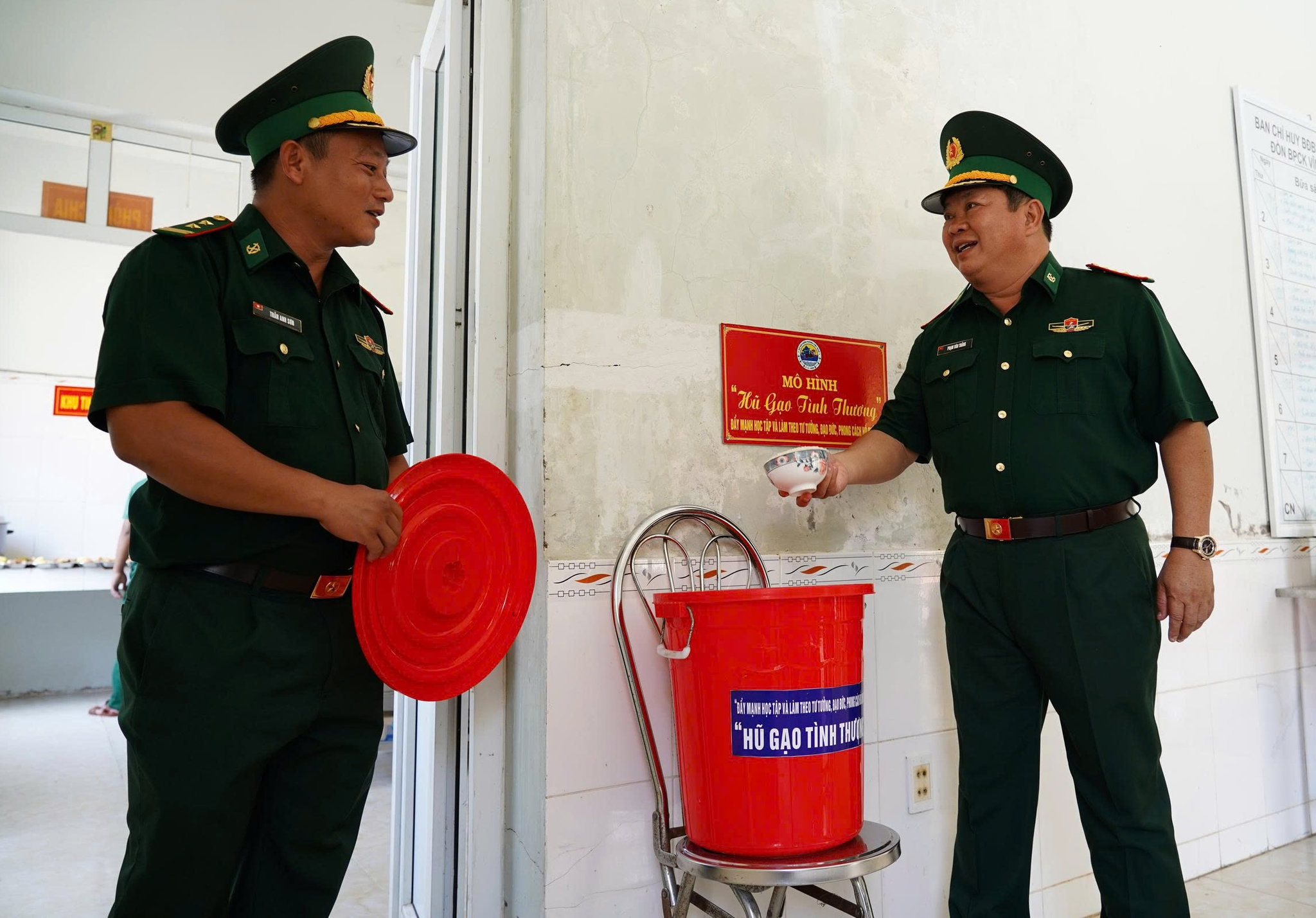 Trước khi nấu ăn, các chiến sĩ bớt một phần gạo cho vào “Hũ gạo tình thương” đã trở thành thói quen – đây là nghĩa cử cao đẹp chắt chiu từ từng nắm gạo của “Bộ đội Cụ Hồ”