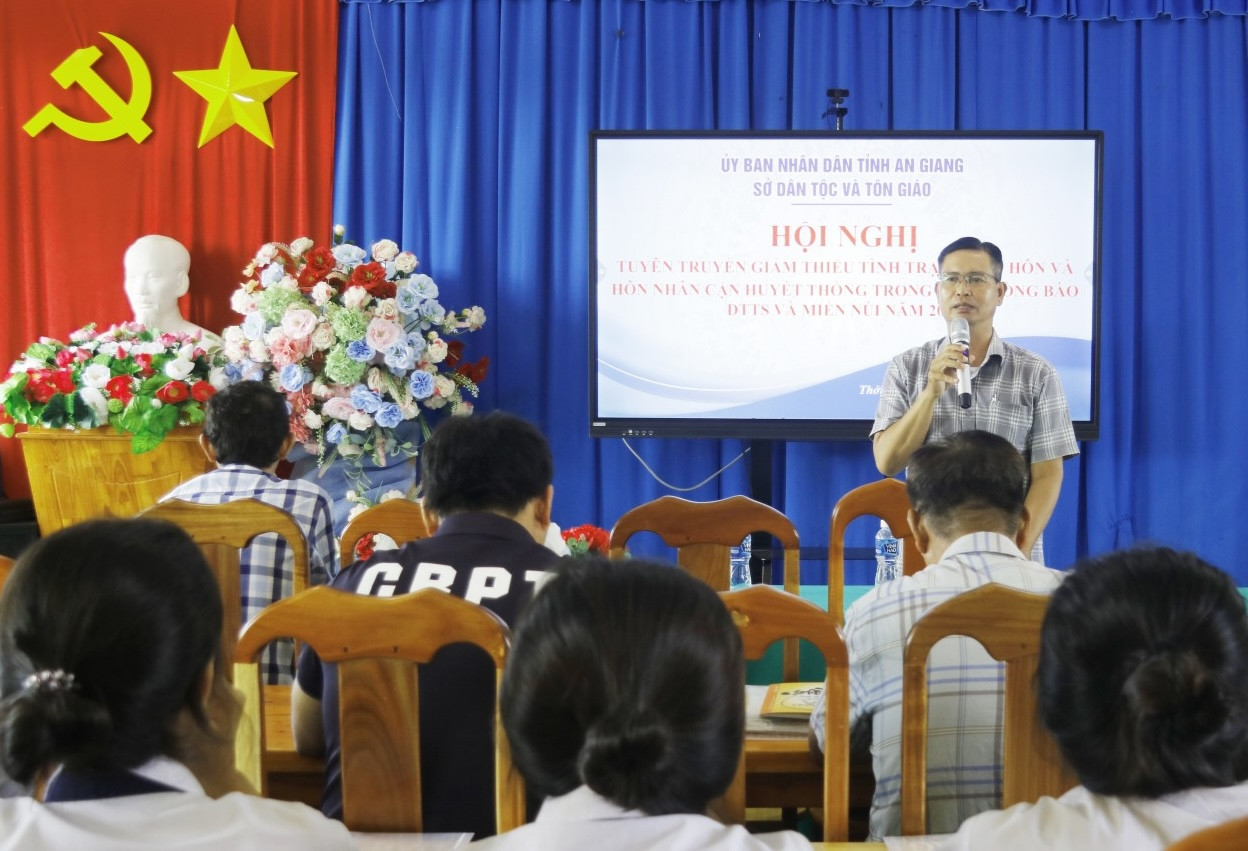 Ông Danh Tha, Phó Giám đốc Sở Dân tộc và Tôn giáo tỉnh An Giang trực tiếp giới thiệu với Người có uy tín về các chuyên đề về bình đẳng giới