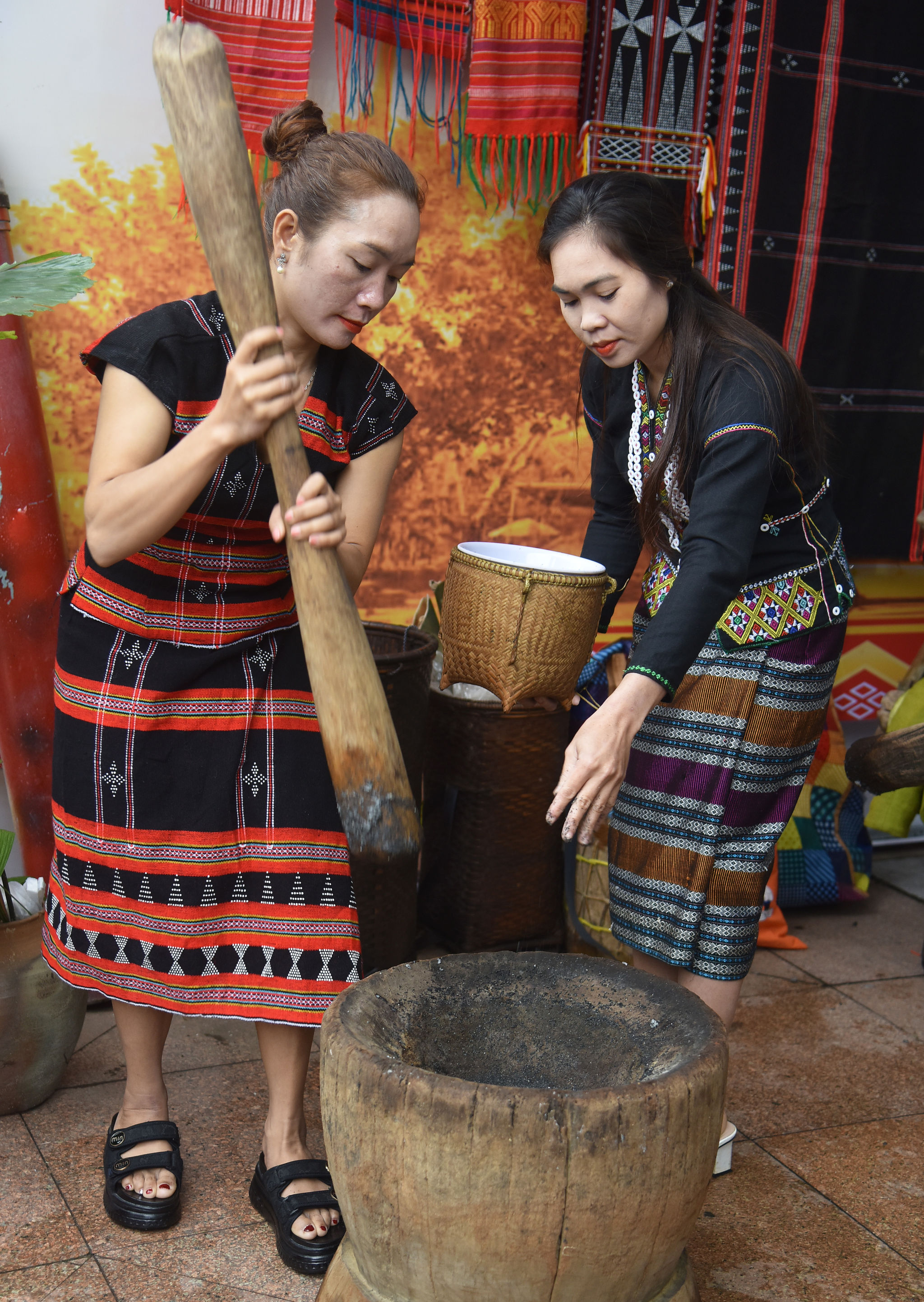 Ảnh 2 Người giã nếp, người rắc mè khi tham gia làm bánh a yớh