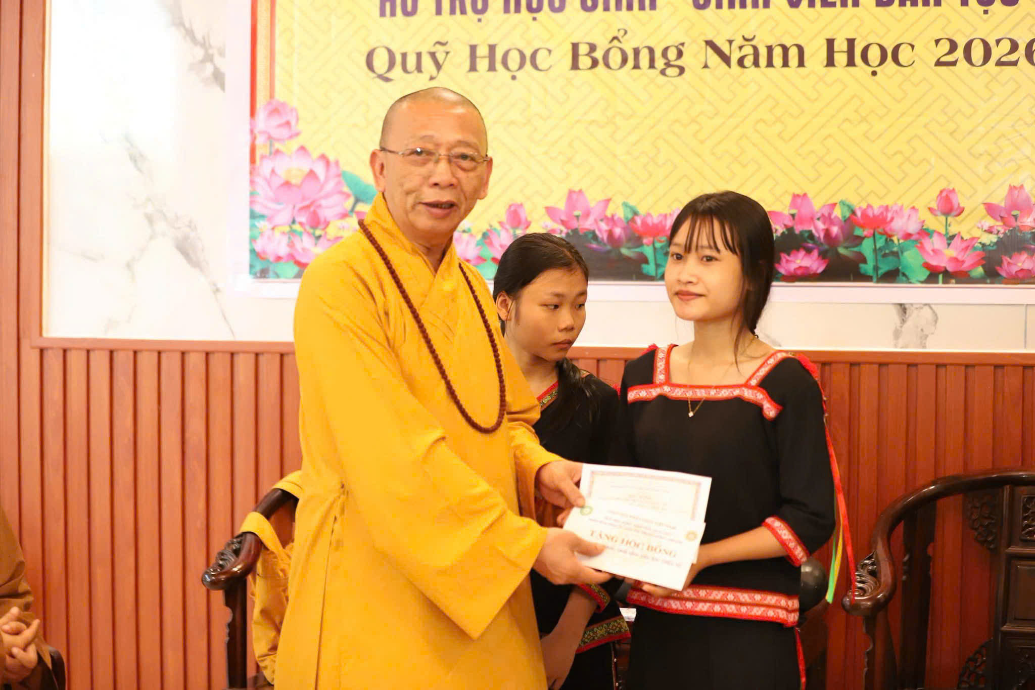 Thượng tọa Thích Quảng Tuấn trao quà, động viên học sinh dân tộc thiểu số vượt khó vươn lên trong học tập. Ảnh: Cẩm Vân