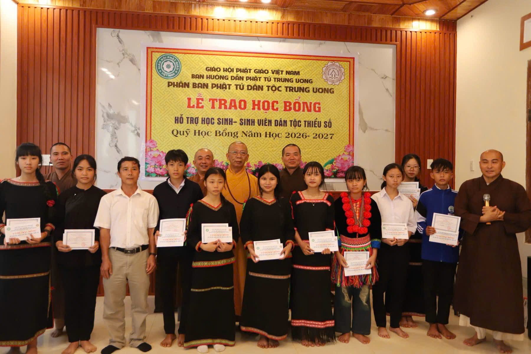 Phân ban Phật tử Dân tộc Trung ương phối hợp trao học bổng học kỳ I cho học sinh dân tộc thiểu số có hoàn cảnh khó khăn. Ảnh: Cẩm Vân