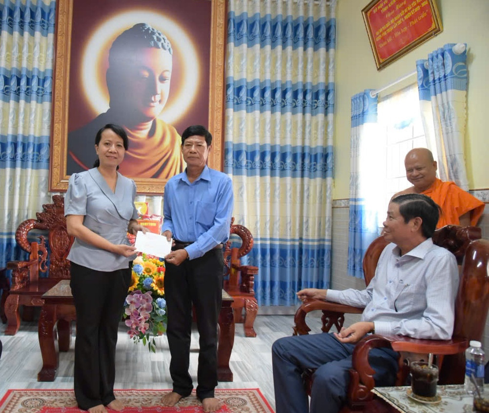Bà Nguyễn Thị Phương Linh, trao món quà ý nghĩa đến Người có uy tín, nhân Lễ Sene Dolta của đồng bào Khmer . Ảnh: Văn Dương