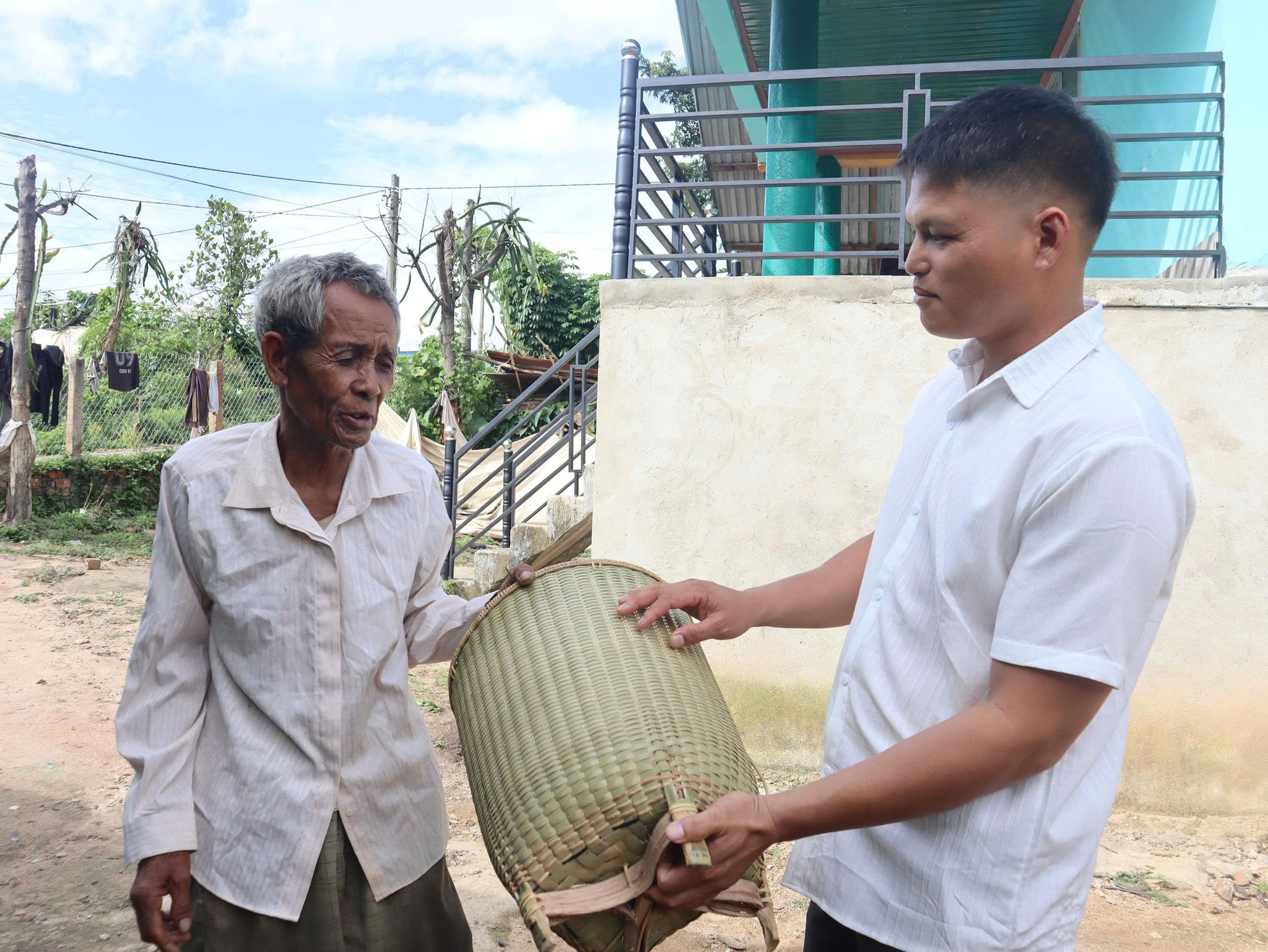 Nếu nguyên liệu được chuẩn bị sẵn, khoảng 5 ngày ông Y Krang mới hoàn thiện một chiếc gùi