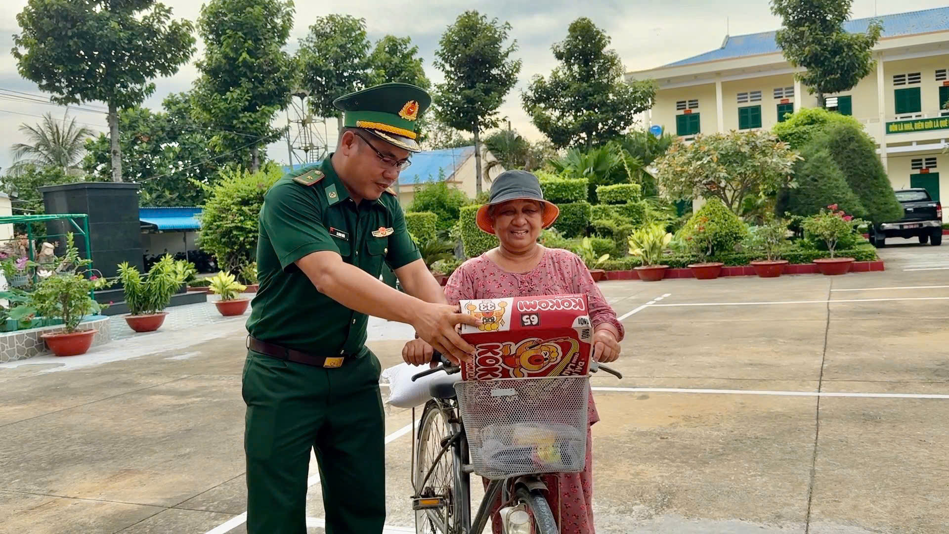 Những món quà ý nghĩa được trao tận tay, những lời thăm hỏi ân cần đã giúp cho đồng bào Khmer đón một mùa Sene Dolta
