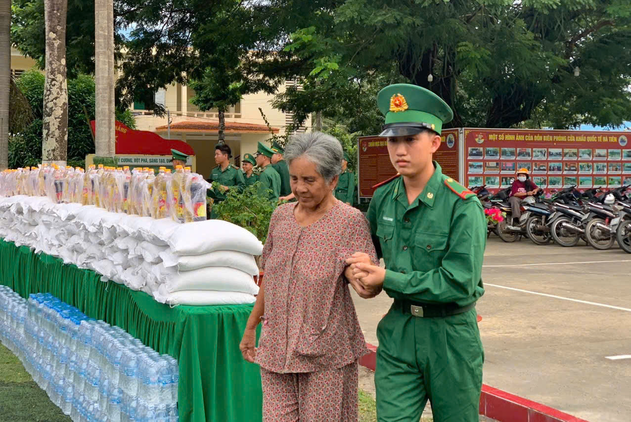 Nhiều cụ gìa mong muốn đích thân thân đến dự chương trình và trực tiếp nhận quà để tận mắt chứng kiến không khí sôi động và các hoạt động nhộn nhịp. Ảnh: Minh Triết