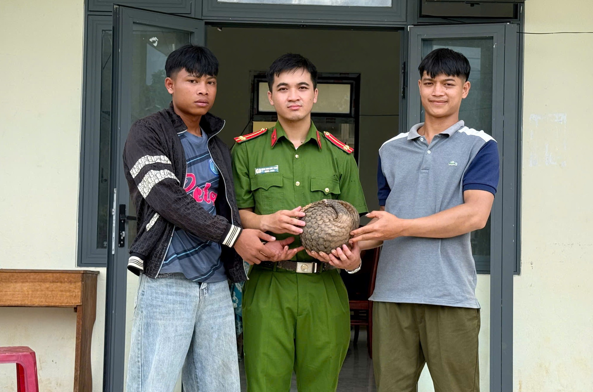 Phát hiện động vật quý hiếm khi đi làm rẫy, thanh niên Xơ Đăng mang đến Công an xã giao nộp 