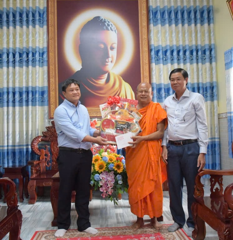 Bí thư Đảng uỷ xã Vĩnh Phong Nguyễn Chí Thanh và Chủ tịch UBND xã Vĩnh Phong Huỳnh Quốc Huy tặng quà chùa Chắc Băng Mới, xã Vĩnh Phong