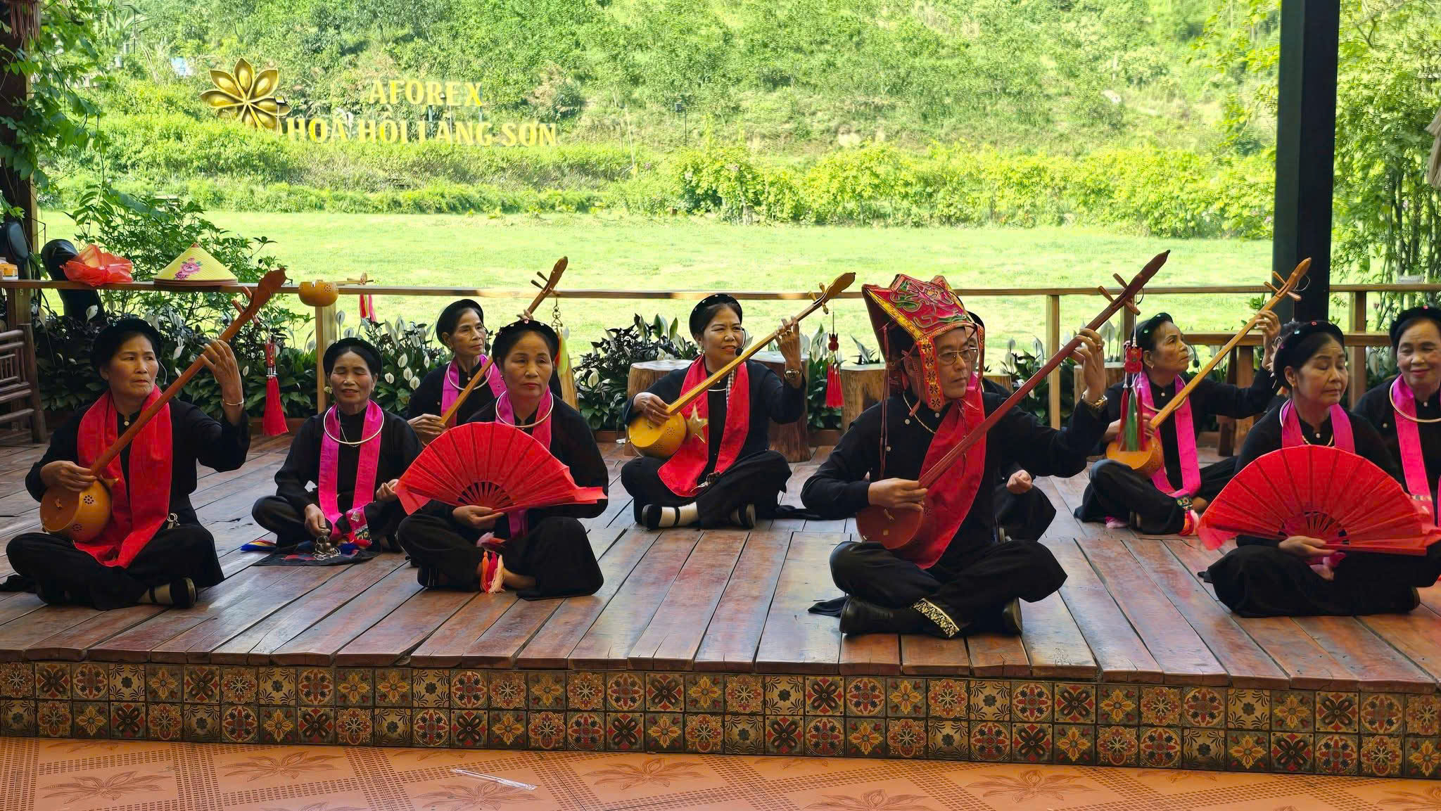 Biểu diễn hát then, đàn tính tại Trạm dừng nghỉ Hoa Hồi xã Nhân Lý, tỉnh Lạng Sơn