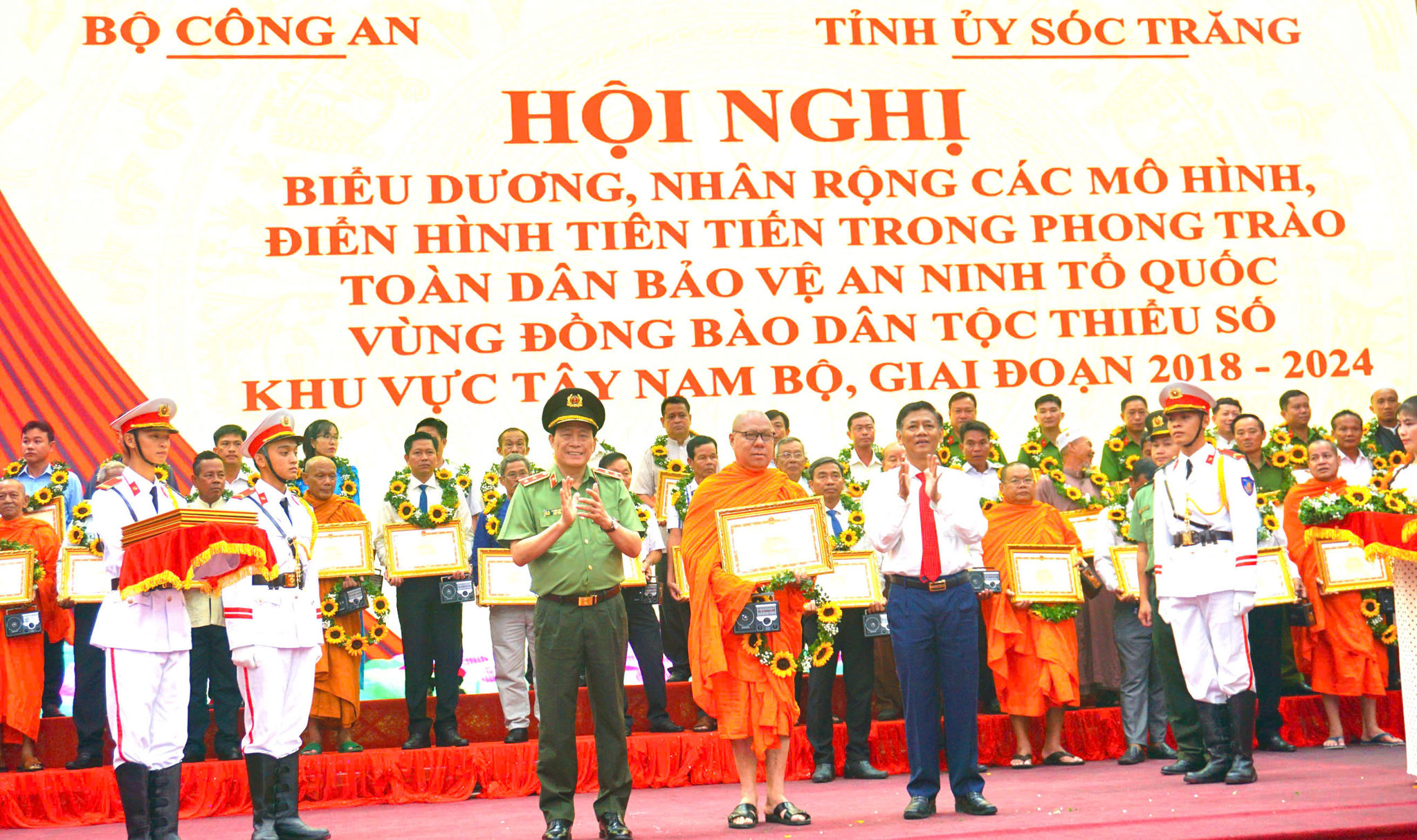 Thượng toạ Lý Đức nhận Bằng khen của Bộ trưởng, Bộ Công an, đã có thành tích xuất sắc trong phong trào toàn dân bảo vệ an ninh Tổ quốc vùng đồng bào dân tộc thiểu số khu vực Tây Nam Bộ giai đoạn 2018-2024. Ảnh: Như Tâm