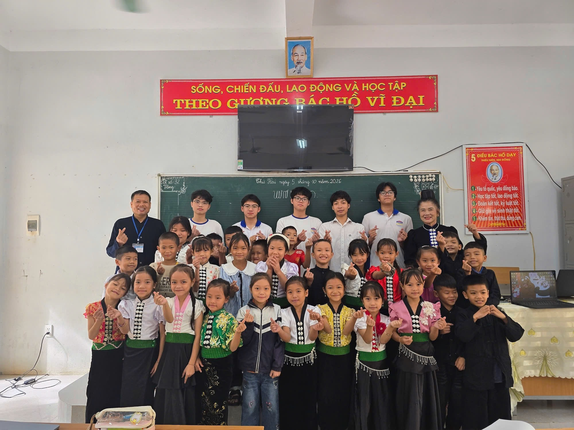 Chữ Thái cổ từ trang sách xưa đến lớp học số của học sinh vùng cao. Ảnh: Việt Hà