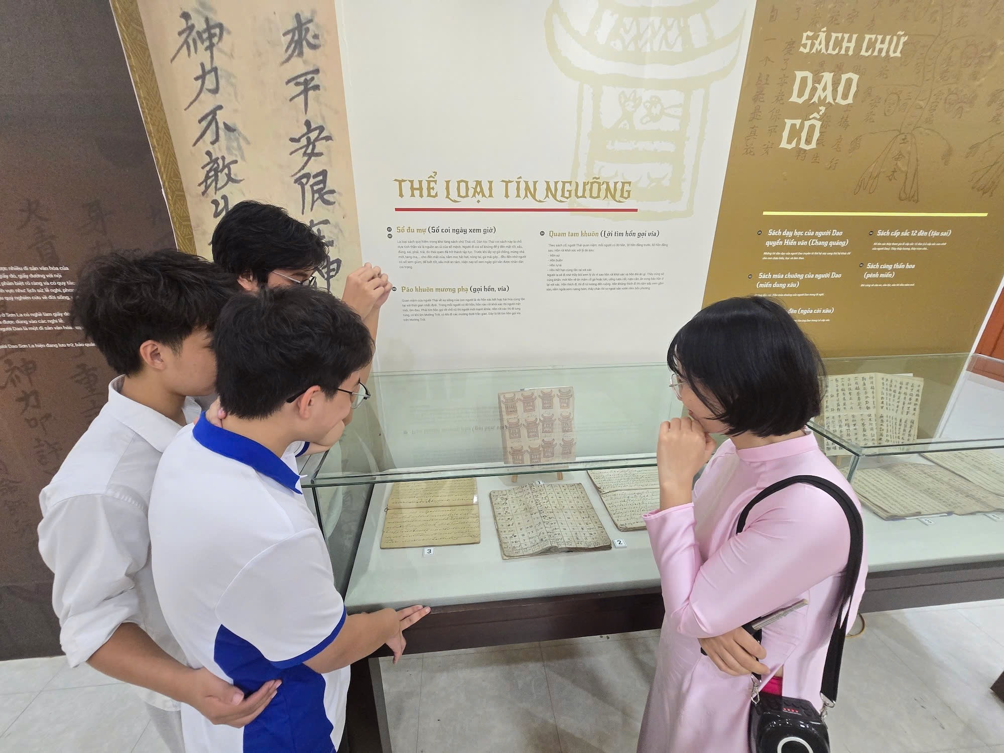 Khảo sát số hoá văn bản cổ tại Bảo Tàng Sơn La. Ảnh: Việt Hà