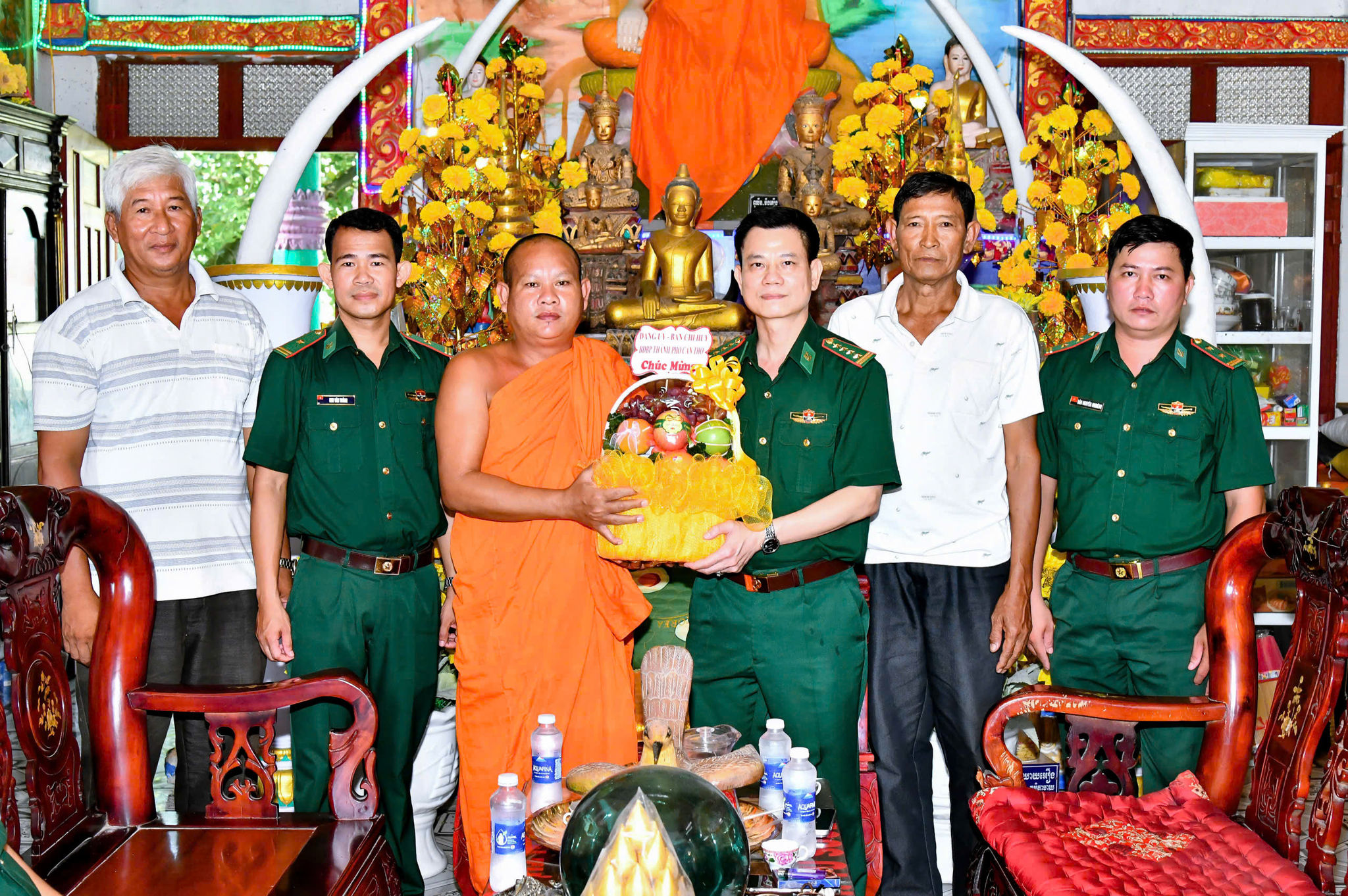 BĐBP Cần Thơ tặng quà 23 chùa Khmer khu vực biên giới nhân Lễ Sene Dolta 2026 