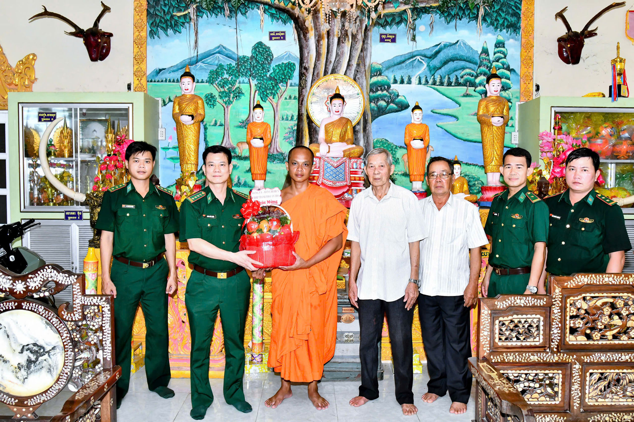 Đại diện lãnh đạo Ban chỉ huy BĐBP TP. Cần Thơ trao quà đến Ban quản trị chùa. Ảnh: Văn Long