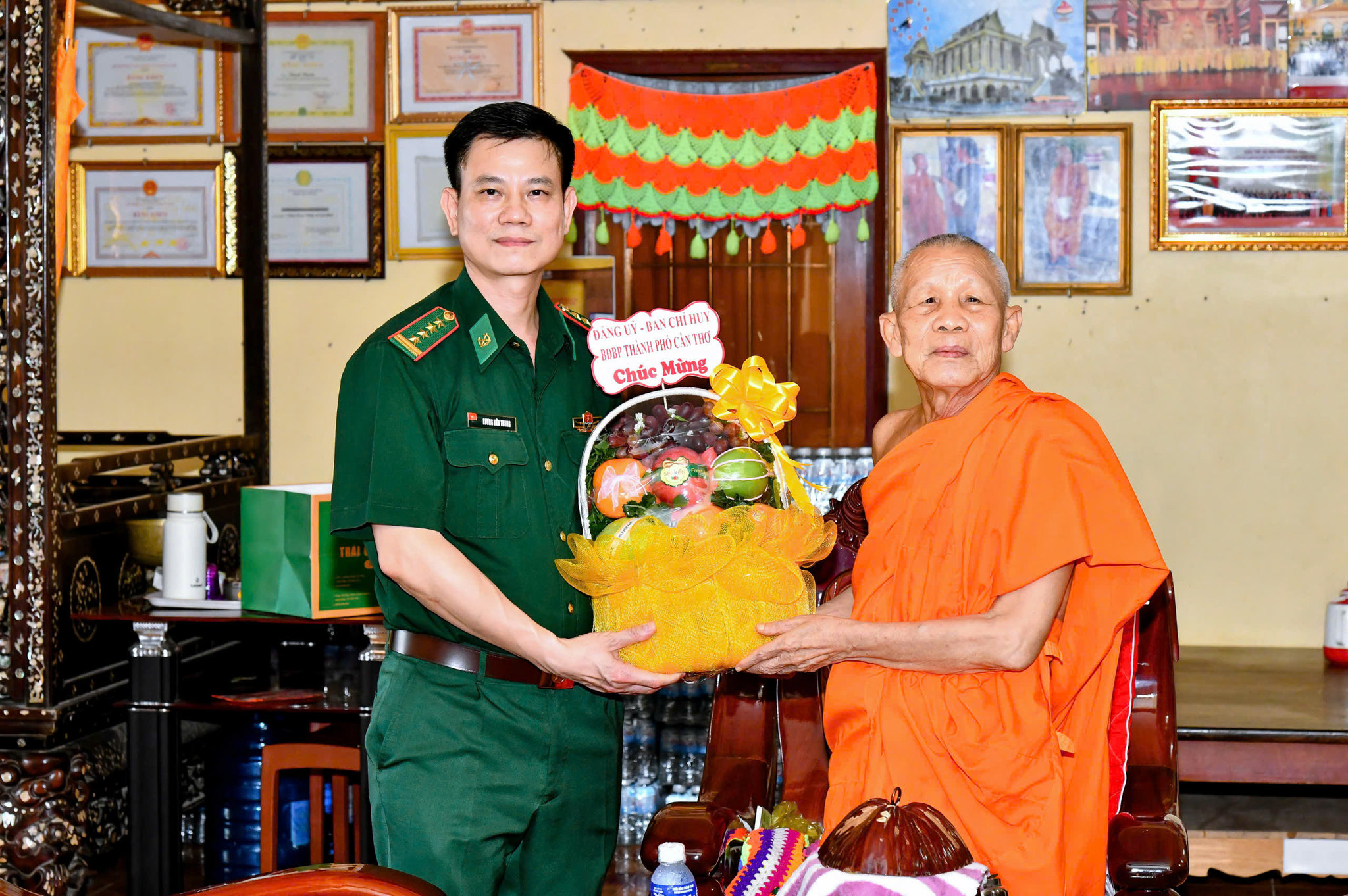Đại tá Lương Hữu Trung – Phó chỉ huy trưởng BĐBP TP Cần Thơ thăm, tặng quà Hòa thượng Thạch Huôl, Trụ trì chùa Prey Chóp, xã Lai Hòa, TP Cần Thơ. Ảnh: Văn Long