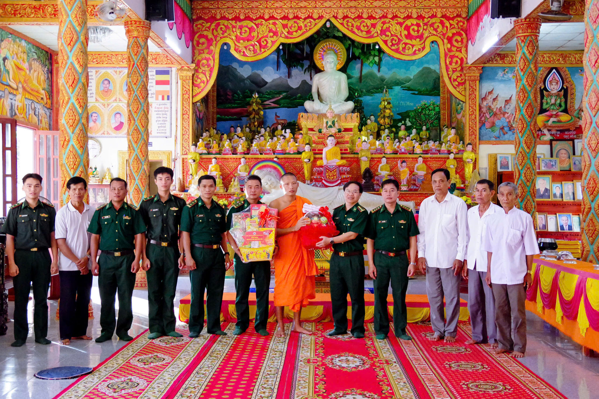 Đại tá Hà Huy Trường, Phó chính ủy BĐBP TP. Cần Thơ thăm tặng quà đến các vị sư sãi chùa Kos Tung, xã Cù Lao Dung, TP. Cần Thơ. Ảnh: Văn Long