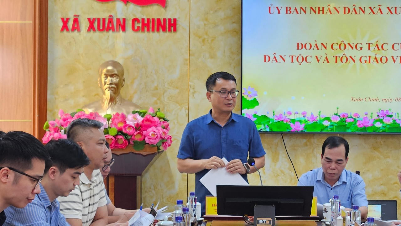 Ông Hà Việt Quân, Chánh Văn phòng Quốc gia về Dân tộc và Miền núi, phát biểu kết luận tại buổi làm việc ở xã Xuân Chinh. Ảnh: Quỳnh Trâm