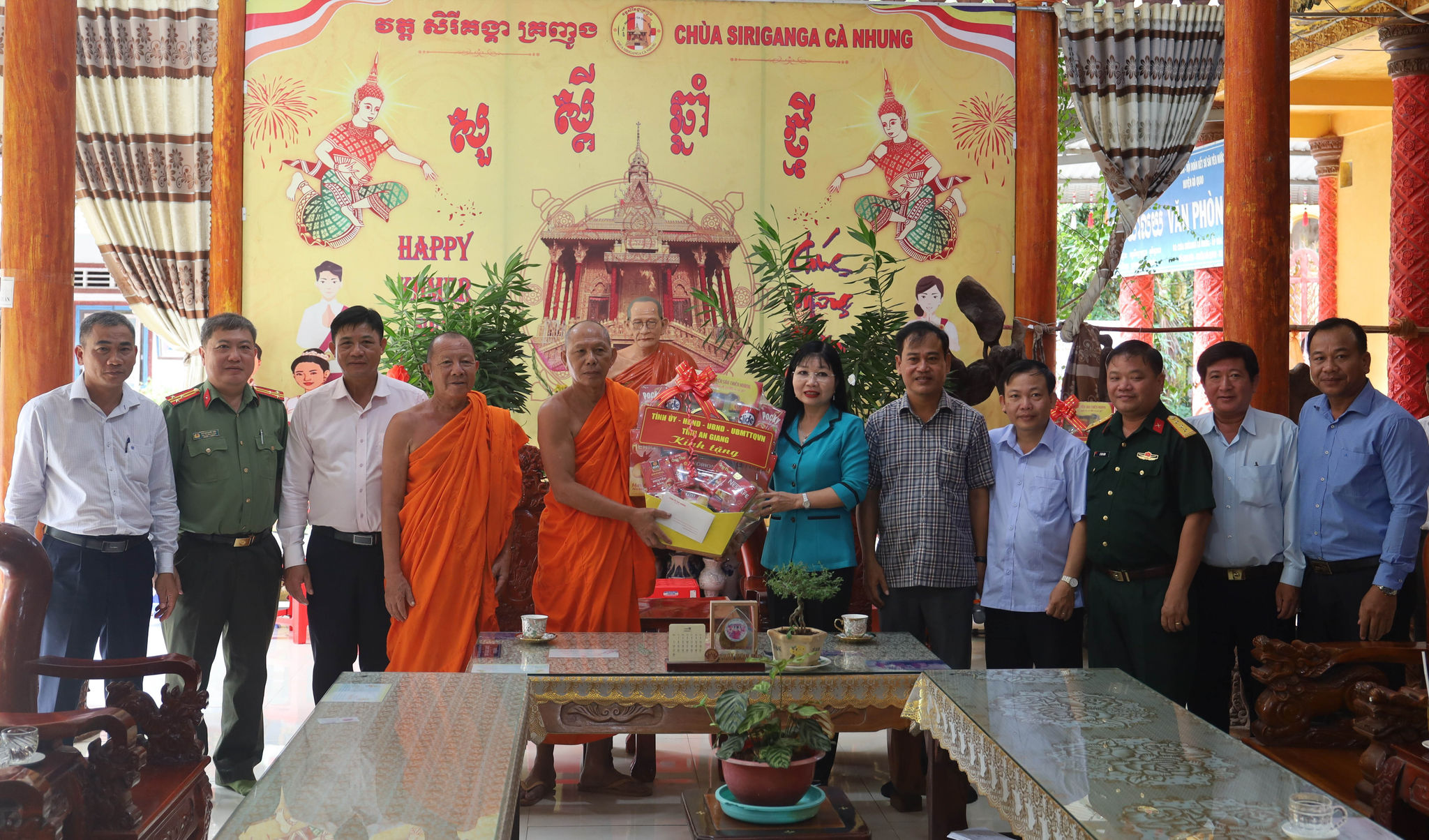 Lãnh đạo tỉnh An Giang thăm, tặng quà nhà sư và đồng bào Khmer dịp lễ Sene Dolta 