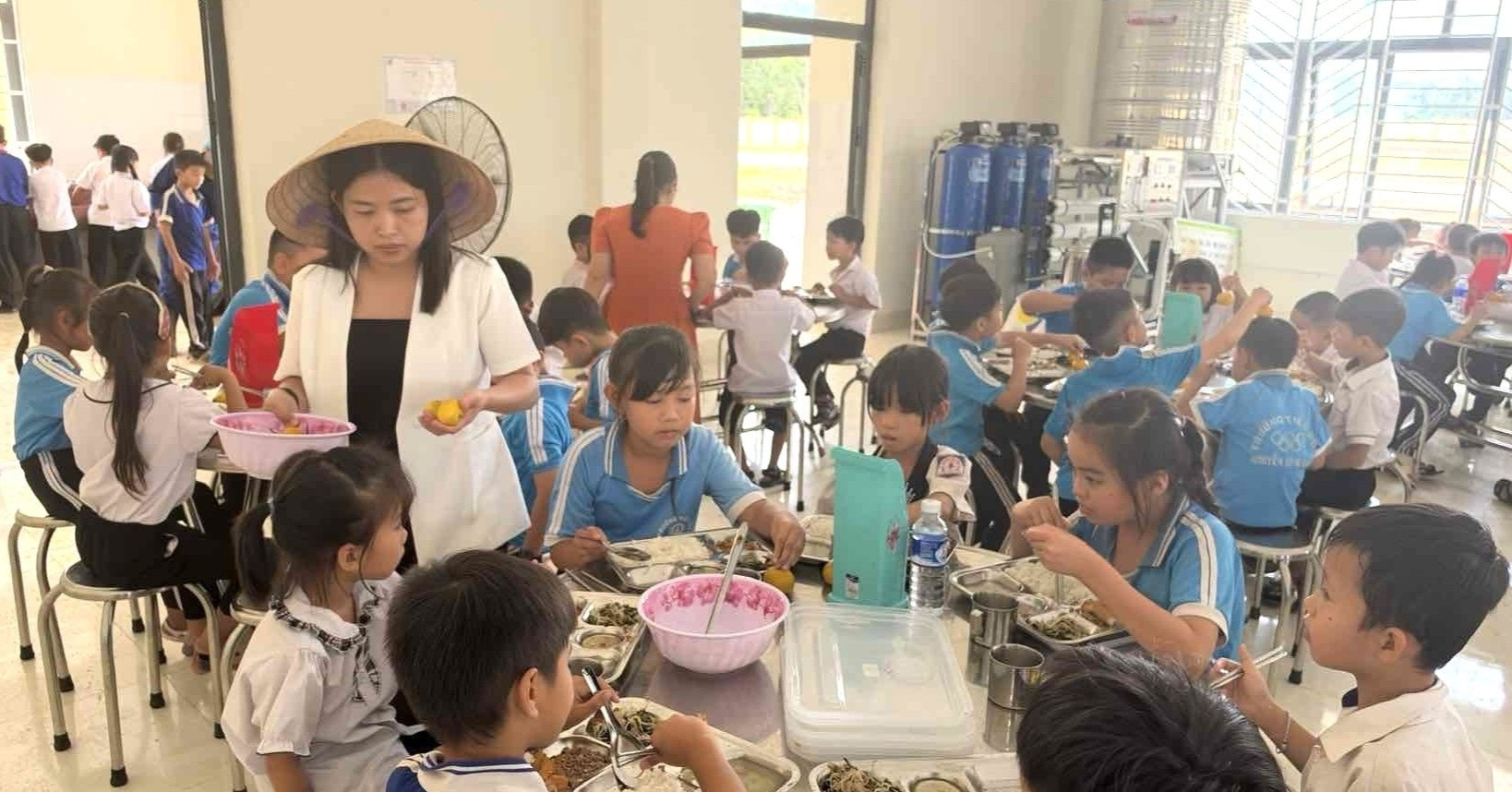 Hiệu trưởng 'dám làm', bữa ăn bán trú học sinh nội trú vùng biên thêm chất 