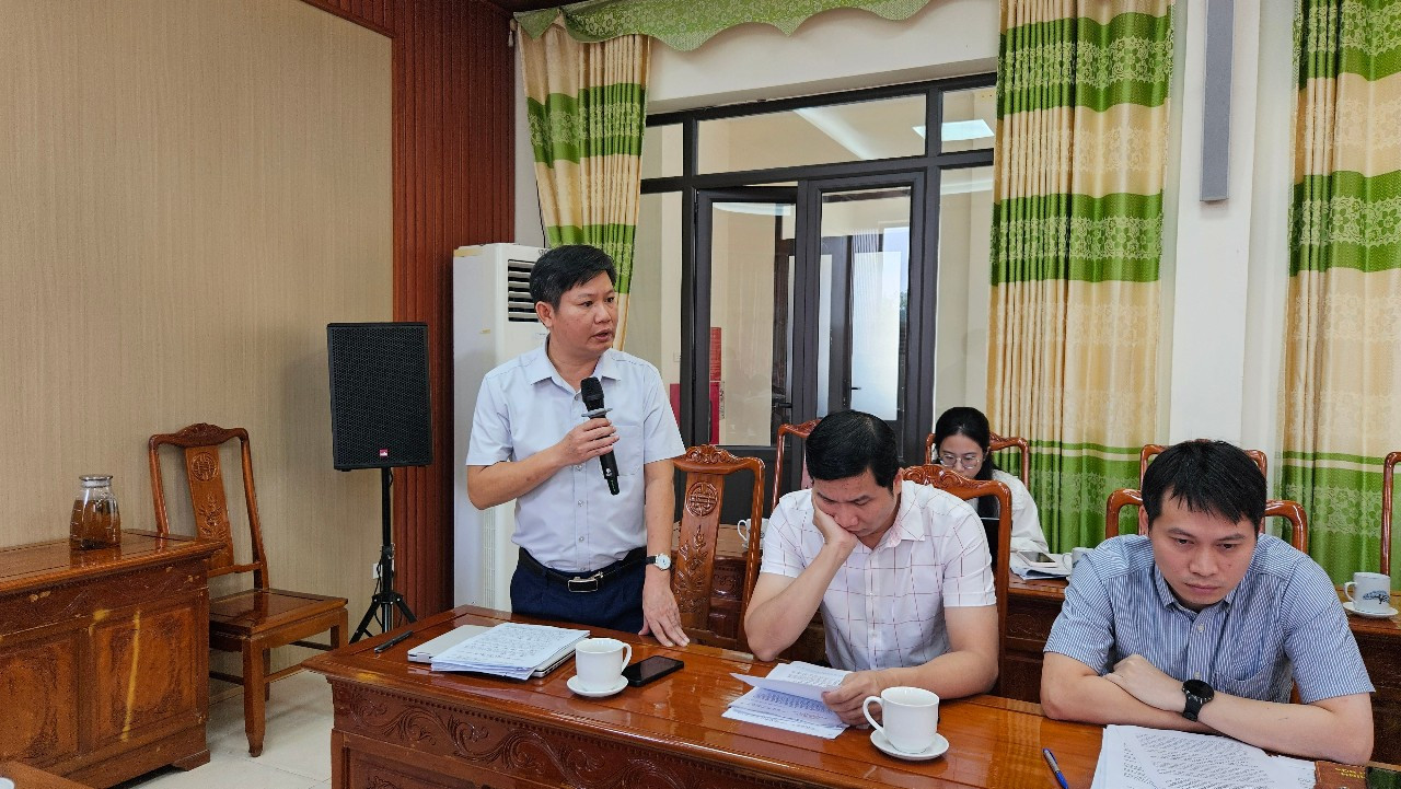 Đại diện Sở Công Thương nêu khó khăn trong thực hiện chính sách điện tại vùng đồng bào DTTS và miền núi. Ảnh: Quỳnh Trâm