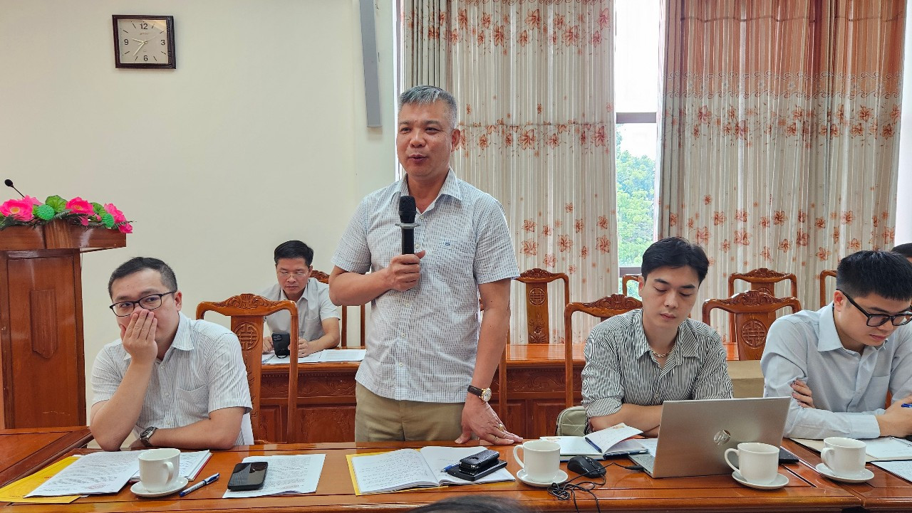 Đại diện Bộ Quốc phòng trao đổi về các chính sách hỗ trợ việc làm, sinh kế cho người dân vùng đồng bào DTTS và miền núi thông qua các Chương trình MTQG. Ảnh: Quỳnh Trâm