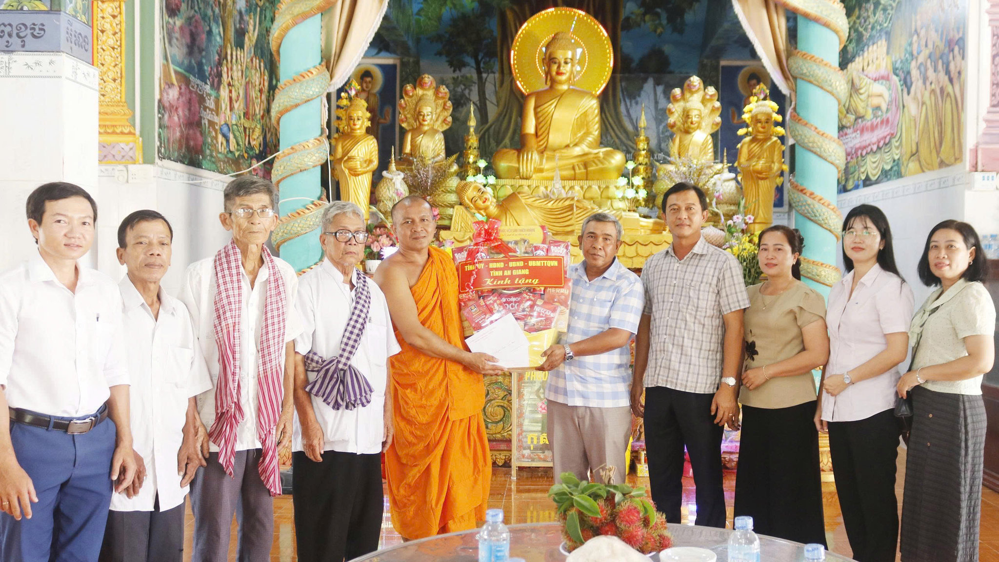 Đoàn công tác Sở Dân tộc và Tôn giáo tỉnh An Giang đến thăm, tặng qùa các chùa Khmer Nam tông trên địa bàn. Ảnh: Danh Thành