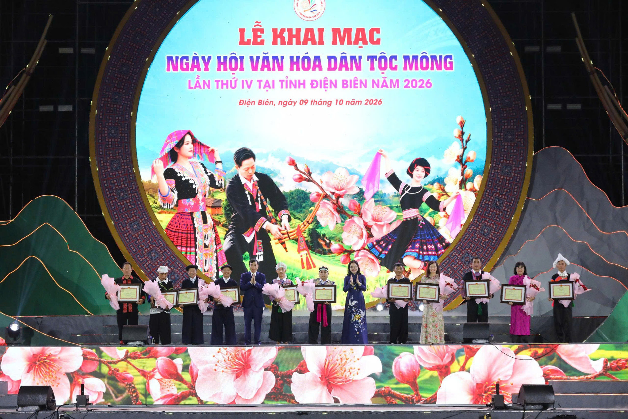 Bà Trịnh Thị Thuỷ, Thứ trưởng Bộ Văn hoá Thể thao và Du lịch cùng ông Lê Văn Lương, Chủ tịch UBND tỉnh Điện Biên trao trao tặng Bằng khen của Bộ trưởng Bộ Văn hóa, Thể thao và Du lịch cho 11 nghệ nhân đến từ 11 tỉnh