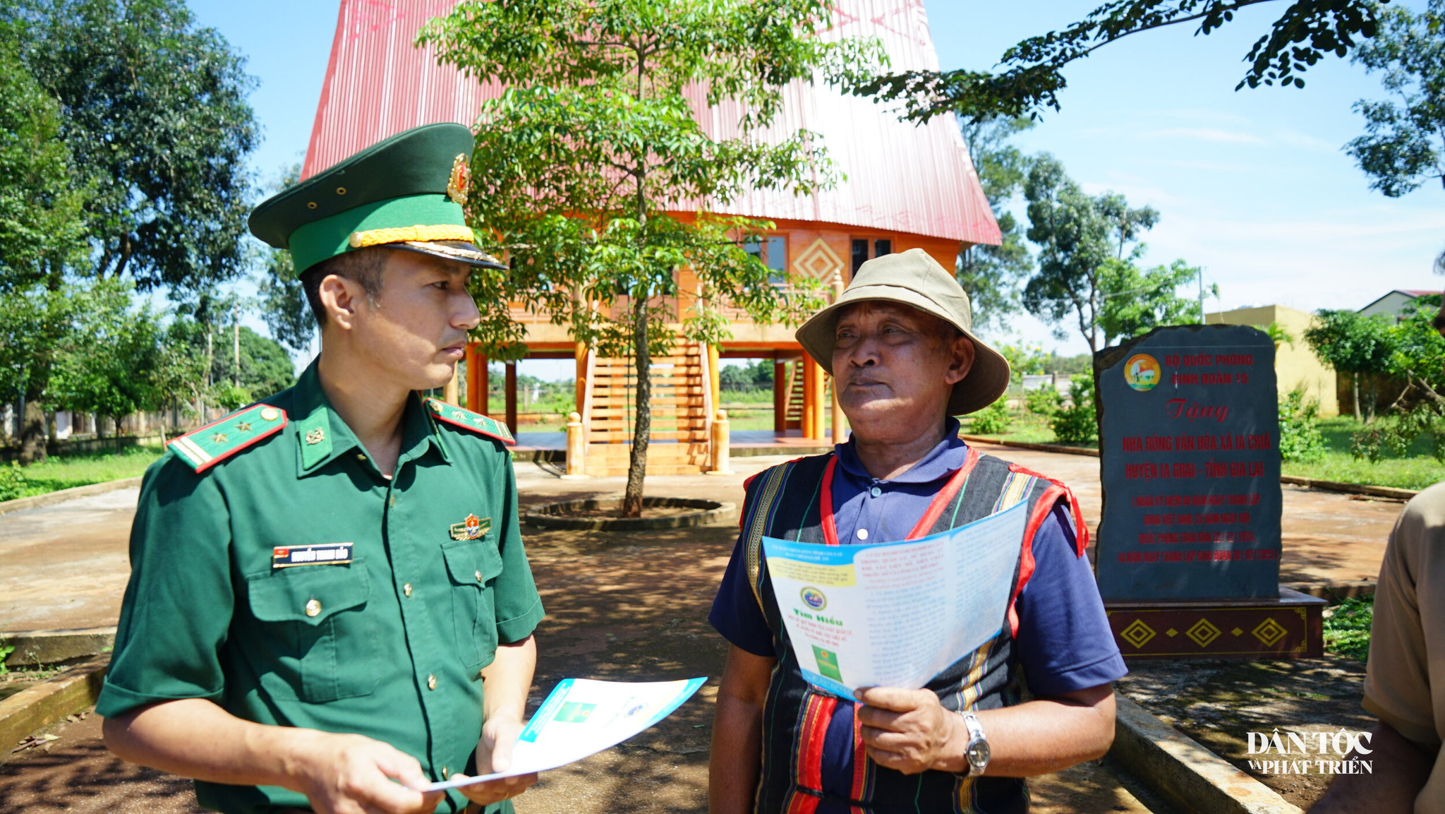 Già làng, Người có uy tín Siu Bơn cùng cán bộ Bộ đội Biên phòng Ia Chia trao đổi, sử dụng tiếng Gia Rai để đưa công nghệ, pháp luật đến gần với đồng bào DTTS. Ảnh: Ngọc Thu