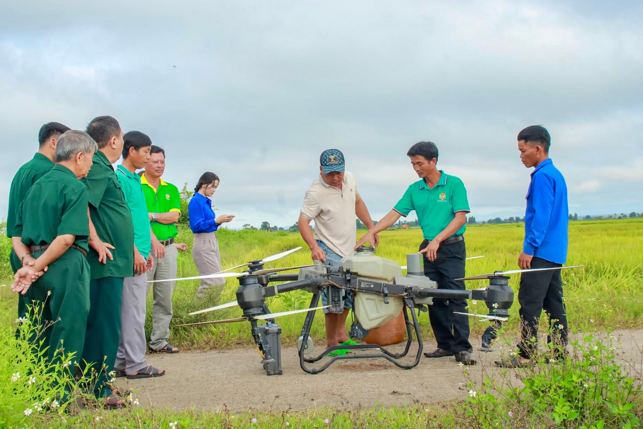 Người dân trải nghiệm trình diễn máy bay không người lái tại ngày hội chuyển đổi số