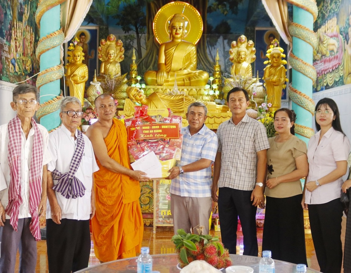 Sở Dân tộc và Tôn giáo tỉnh An Giang thăm, tặng quà chức sắc, đồng bào Khmer dịp lễ Sene Dolta 