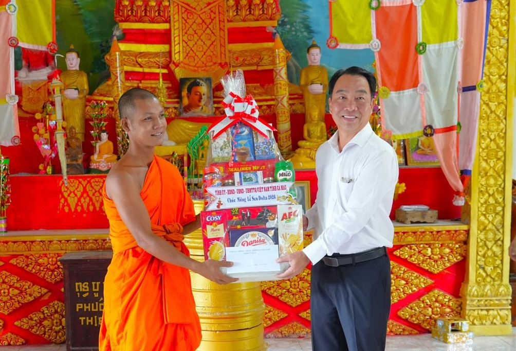 Ông Lữ Quang Ngời, Phó Bí thư Tỉnh uỷ, Chủ tịch UBND tỉnh thăm, trao quà nhân dịp Lễ Sene Dolta tại Ban Trị sự chùa Cao Dân. Ảnh: An Nhiên