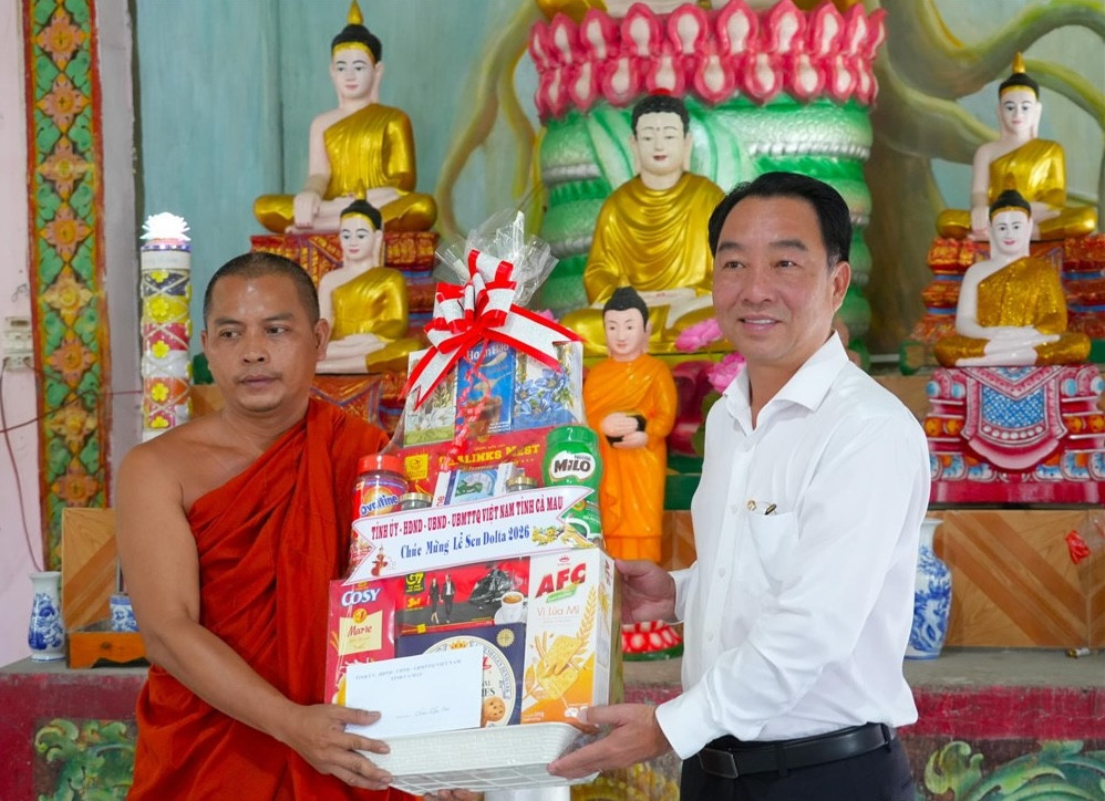 Ông Lữ Quang Ngời, Phó Bí thư Tỉnh uỷ, Chủ tịch UBND tỉnh thăm, trao quà nhân dịp Lễ Sene Dolta tại chùa Đầu Nai. Ảnh: An Nhiên