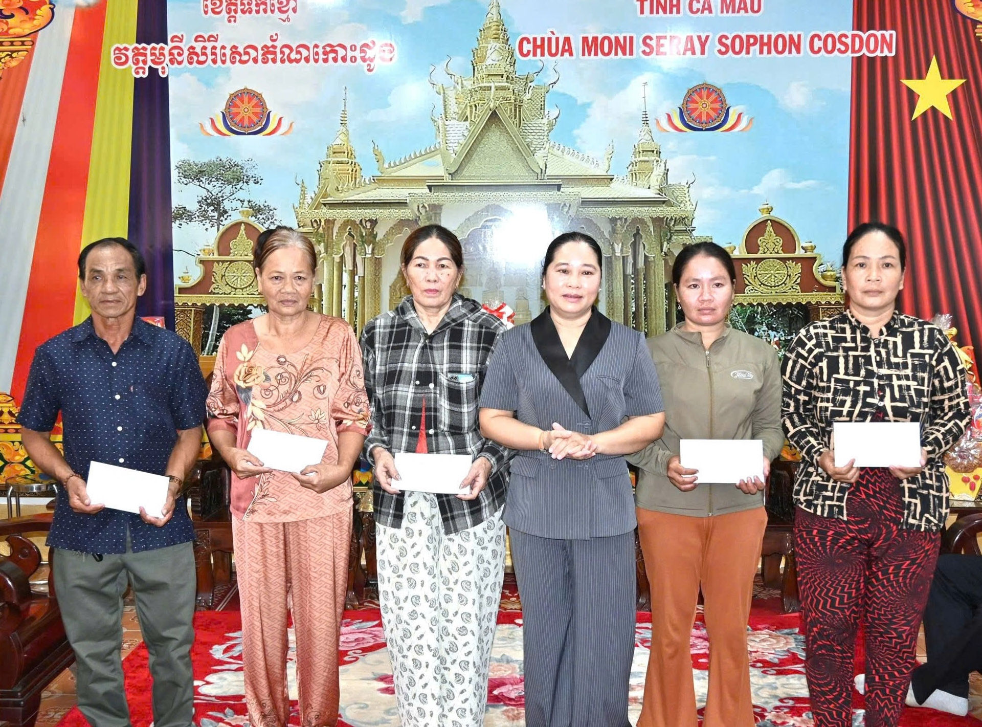 Bà Nguyễn Thu Tư, Giám đốc Sở Dân tộc và Tôn giáo trao quà đến gia đình có hoàn cảnh khó khăn nhân dịp Lễ Sene Dolta. Ảnh: Phương Nam