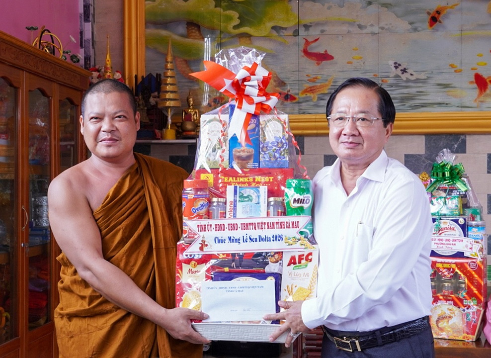 Ông Lê Thanh Triều, Phó Chủ tịch Thường trực trao quà đến Ban Trị sự chùa Cũ Giá Rai. Ảnh: An Nhiên