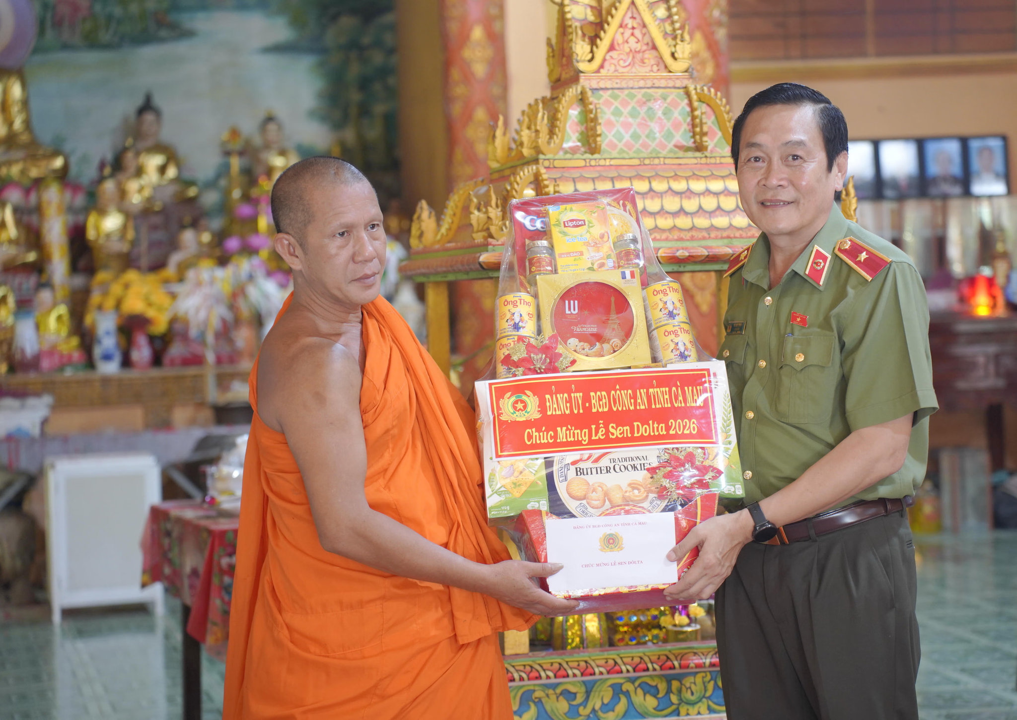 Thiếu tướng Hồ Việt Triều, Giám đốc Công an tỉnh trao quà đến thượng toạ Danh Diệu- Trụ trì chùa Ngan Dừa
