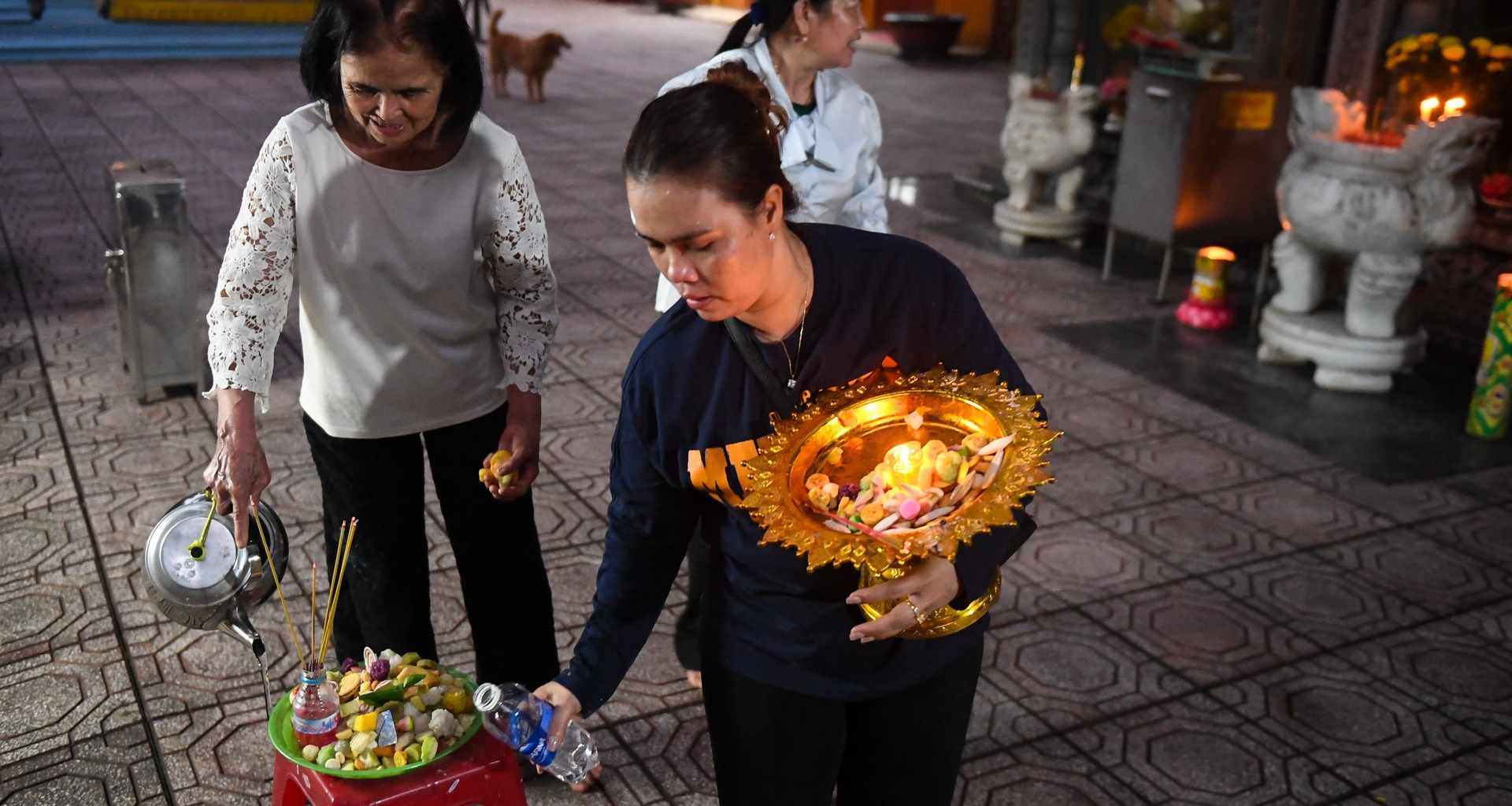 Người dân dâng cơm vắt từ sáng sớm mùa lễ Sene Dolta tại chùa Khmer TP.HCM 