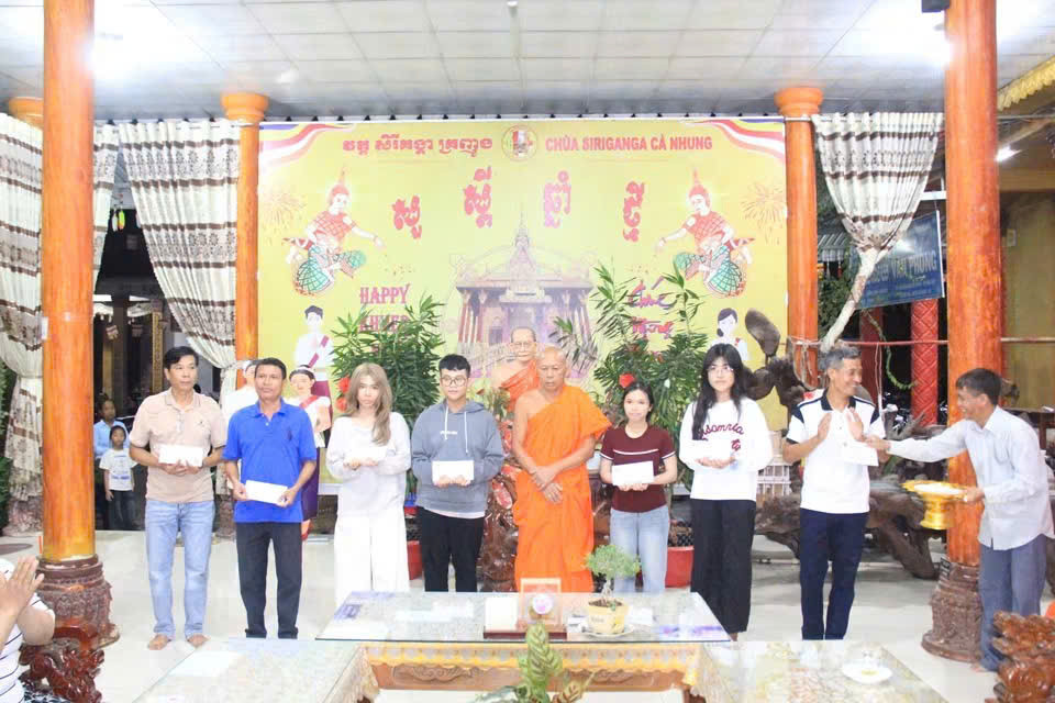 Hòa thượng Danh Đổng trao học bổng đến sinh viên trên địa bàn xã Định Hoà. Ảnh: Danh Thiền