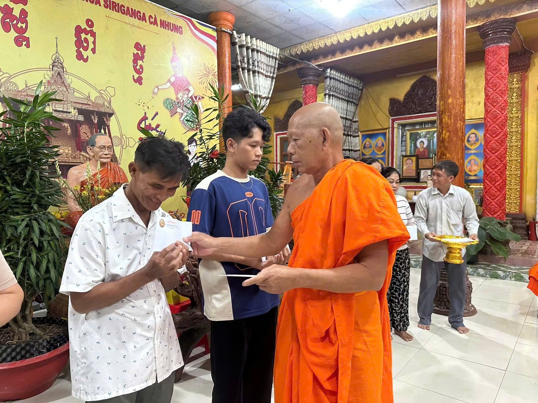 Học bổm=ng được trao nhân dịp Sene Dolta, đã nhắc nhỡ các em phải cố gắng học tập để có cơ hội báo hiếu tổ tiên và người thân