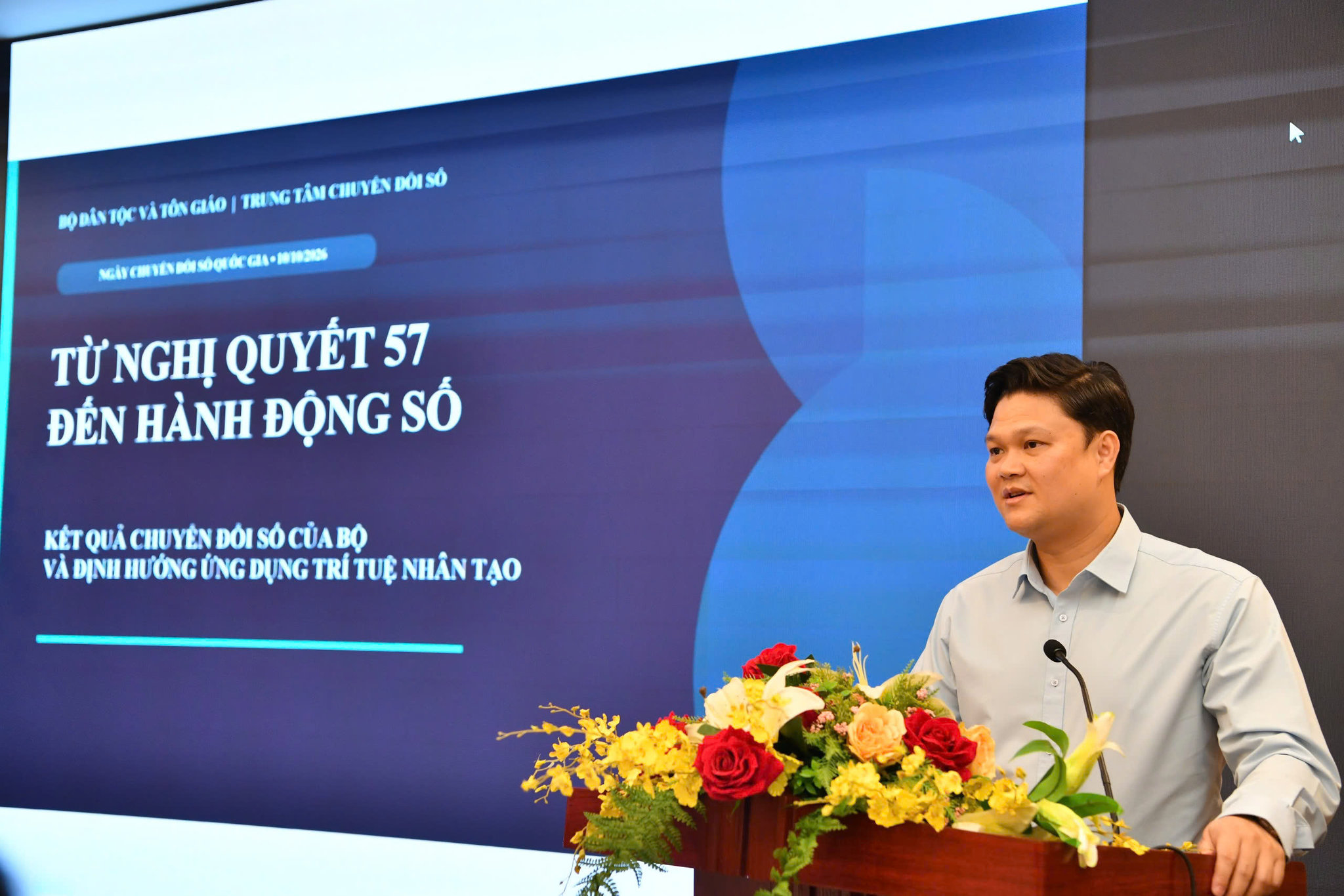 Ông Bùi Quốc Thắng - Quyền Giám đốc Trung tâm Chuyển đổi số phát biểu tại hội nghị