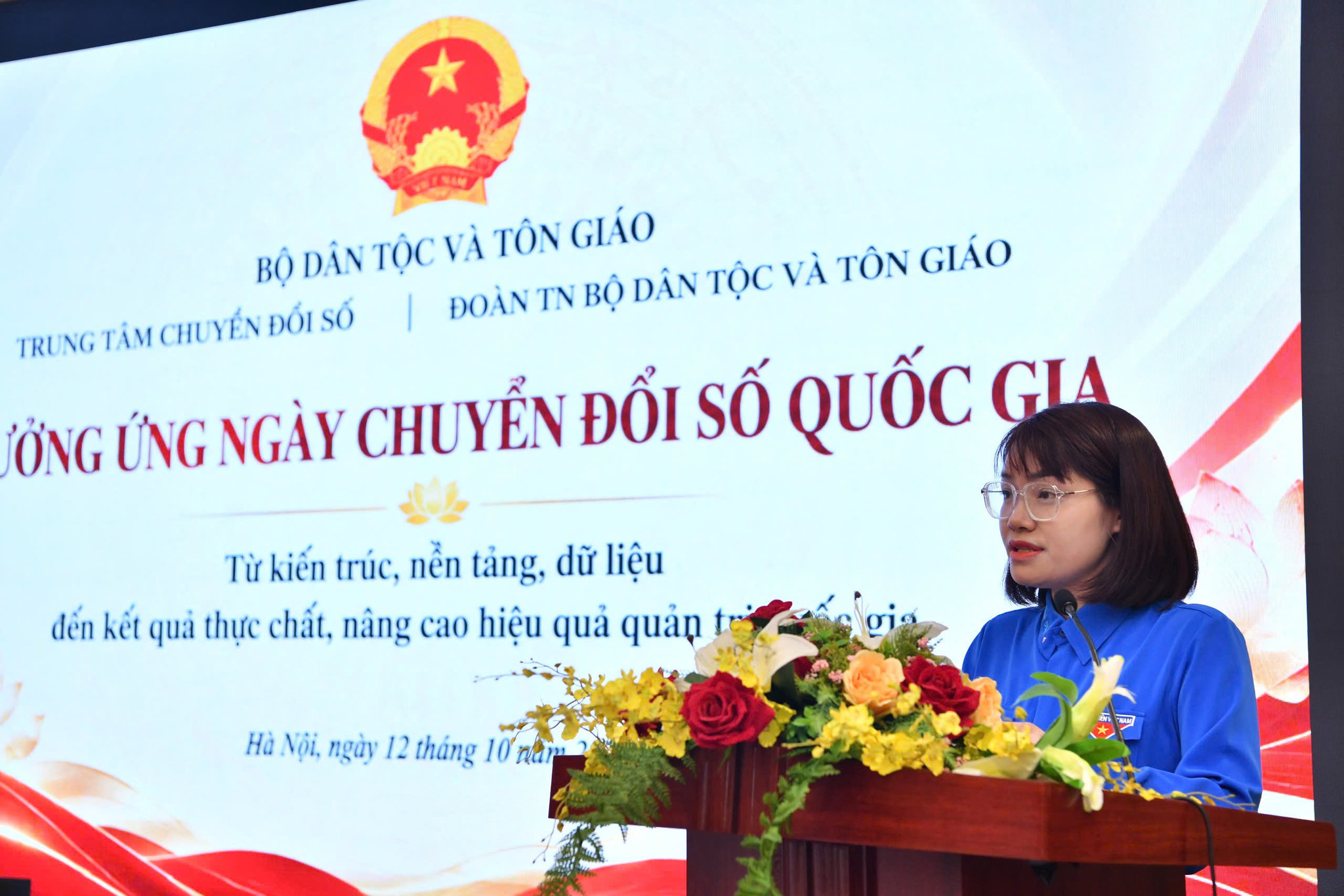 Bà Đinh Thị Phúc - Bí thư Đoàn Thanh niên Bộ Dân tộc và Tôn giáo phát biểu tại hội nghị
