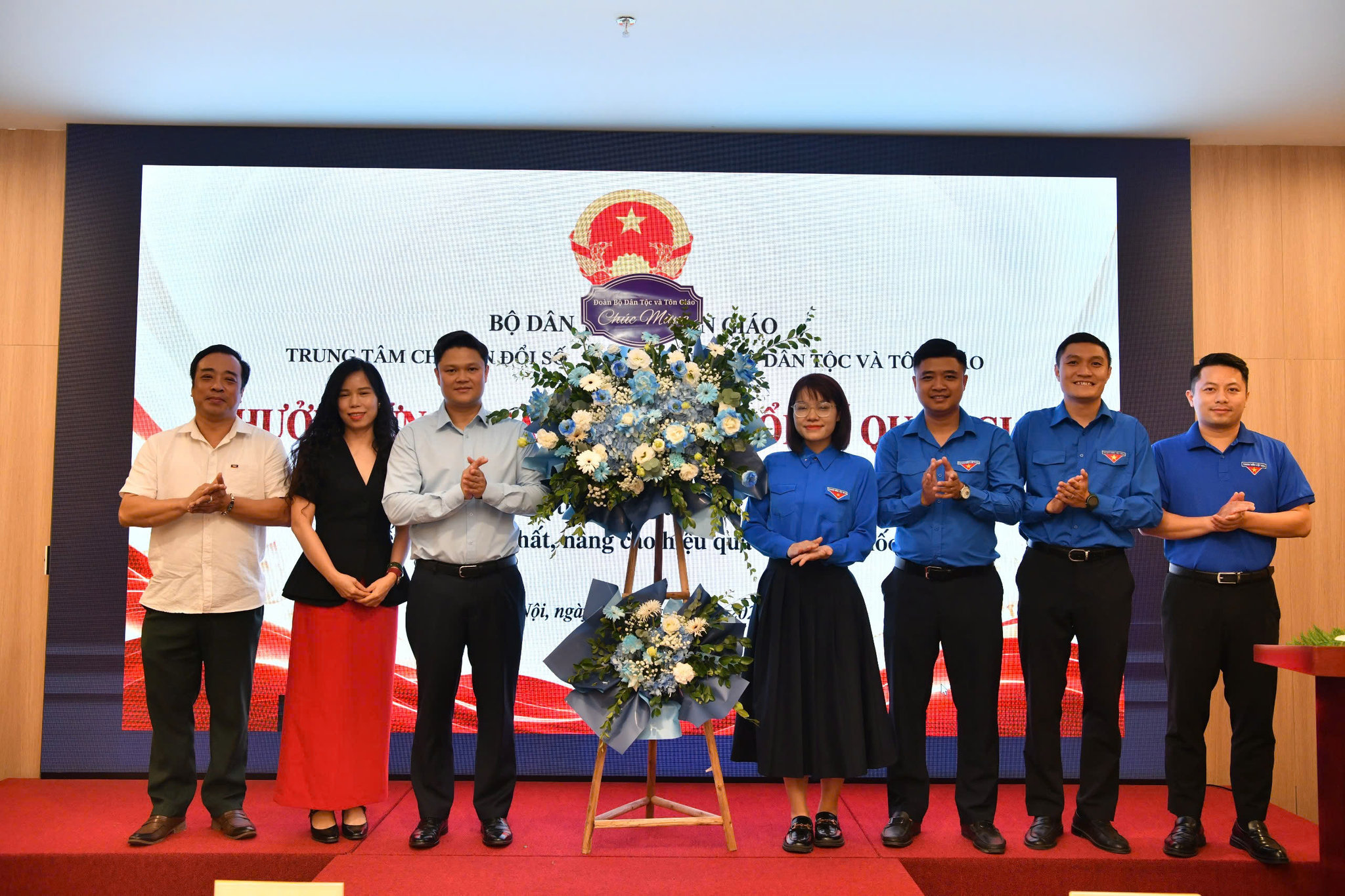 Đoàn Thanh niên Bộ Dân tộc và Tôn giáo tặng hoa chúc mừng Ngày chuyển đổi số Quốc gia