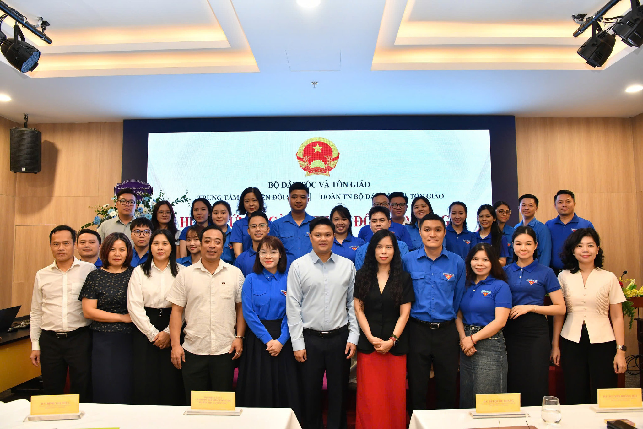 Các đại biểu chụp ảnh lưu niệm tại hội nghị