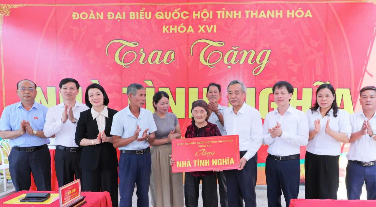 Bí thư Tỉnh ủy Thanh Hóa Lê Đức Thái trao nhà tình nghĩa cho bà Đỗ Thị Mơ, xã Lương Sơn. Ảnh: Minh Hiếu