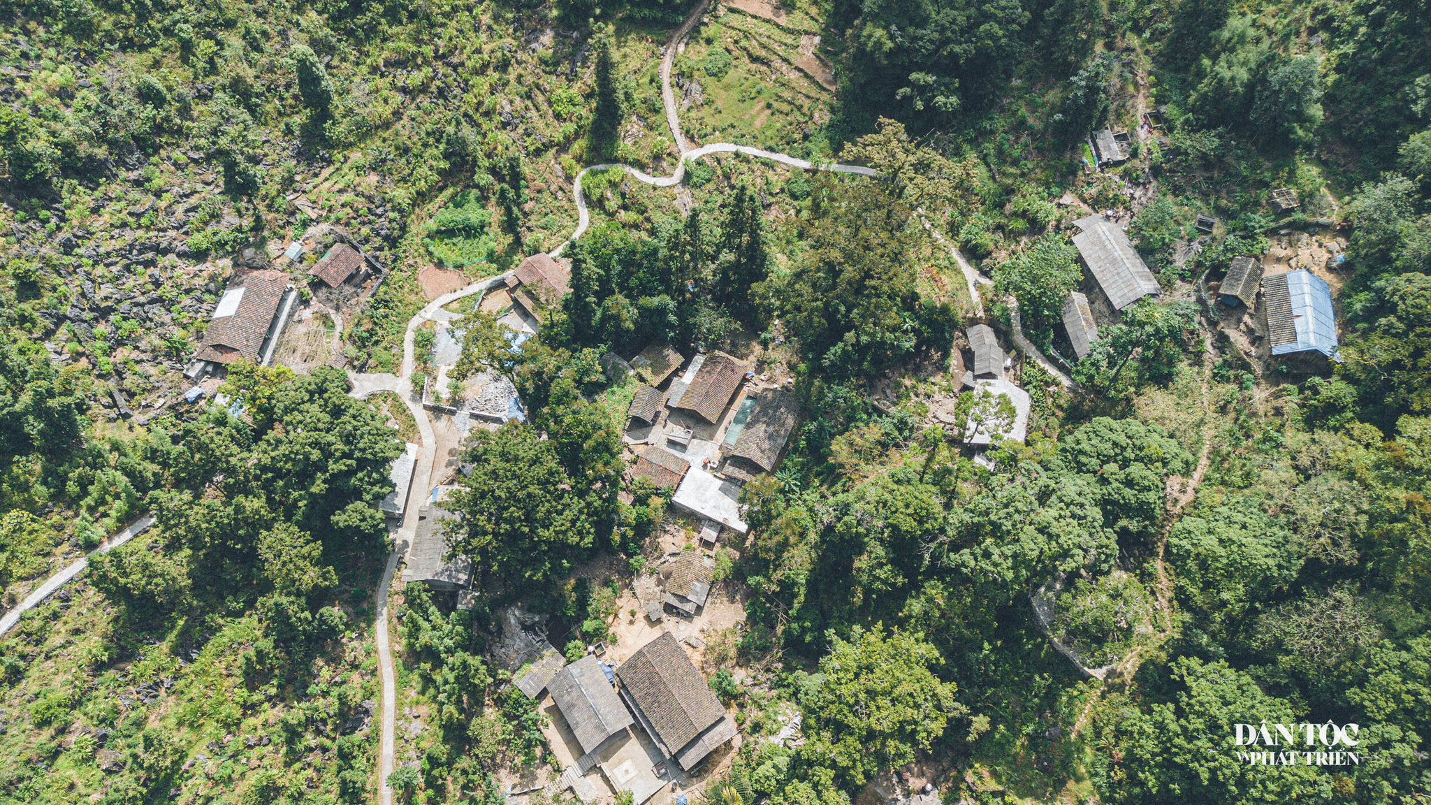 Nằm giữa khu rừng già rộng khoảng 500 ha tại Yên Minh, ở độ cao gần 2.000 m, Sảo Há là nơi sinh sống của hơn 20 hộ dân, 100% là đồng bào Mông. Theo tiếng Mông, Sảo Há có nghĩa là “Thung lũng trên cao”.