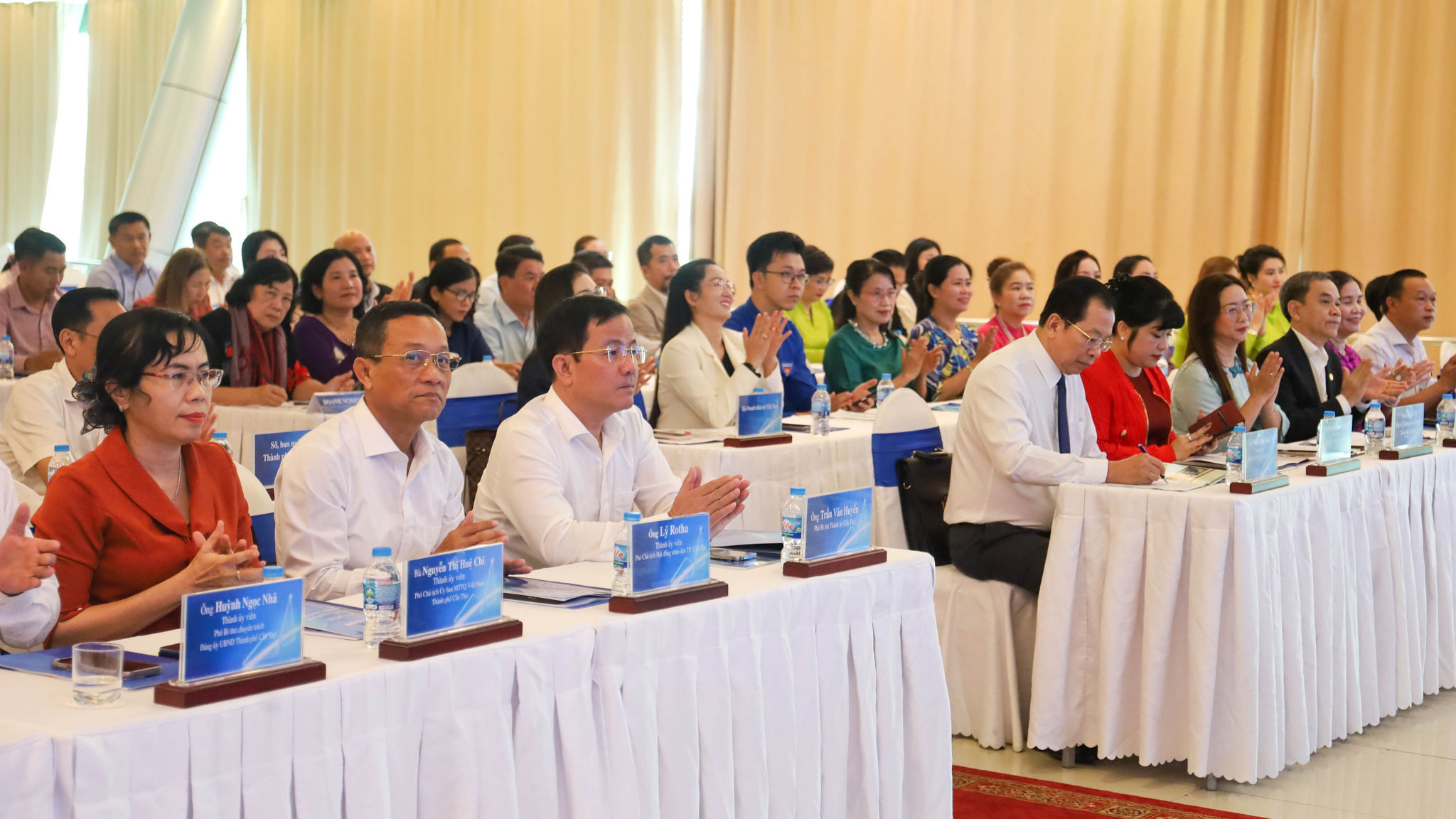 Các đại biểu tham dự diễn đàn. Ảnh: Tào Đạt