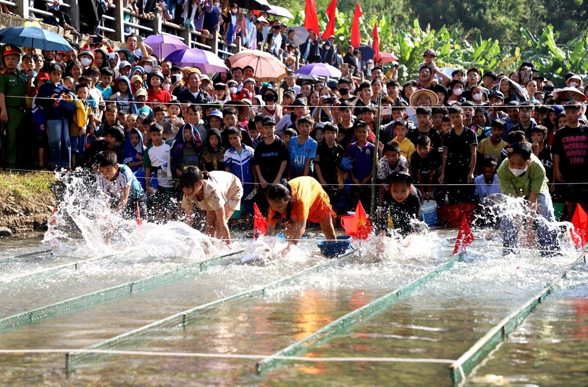 Tết cá kỳ lạ của người Tày: Mổ cá bằng tre, kiêng cá cong đuôi 