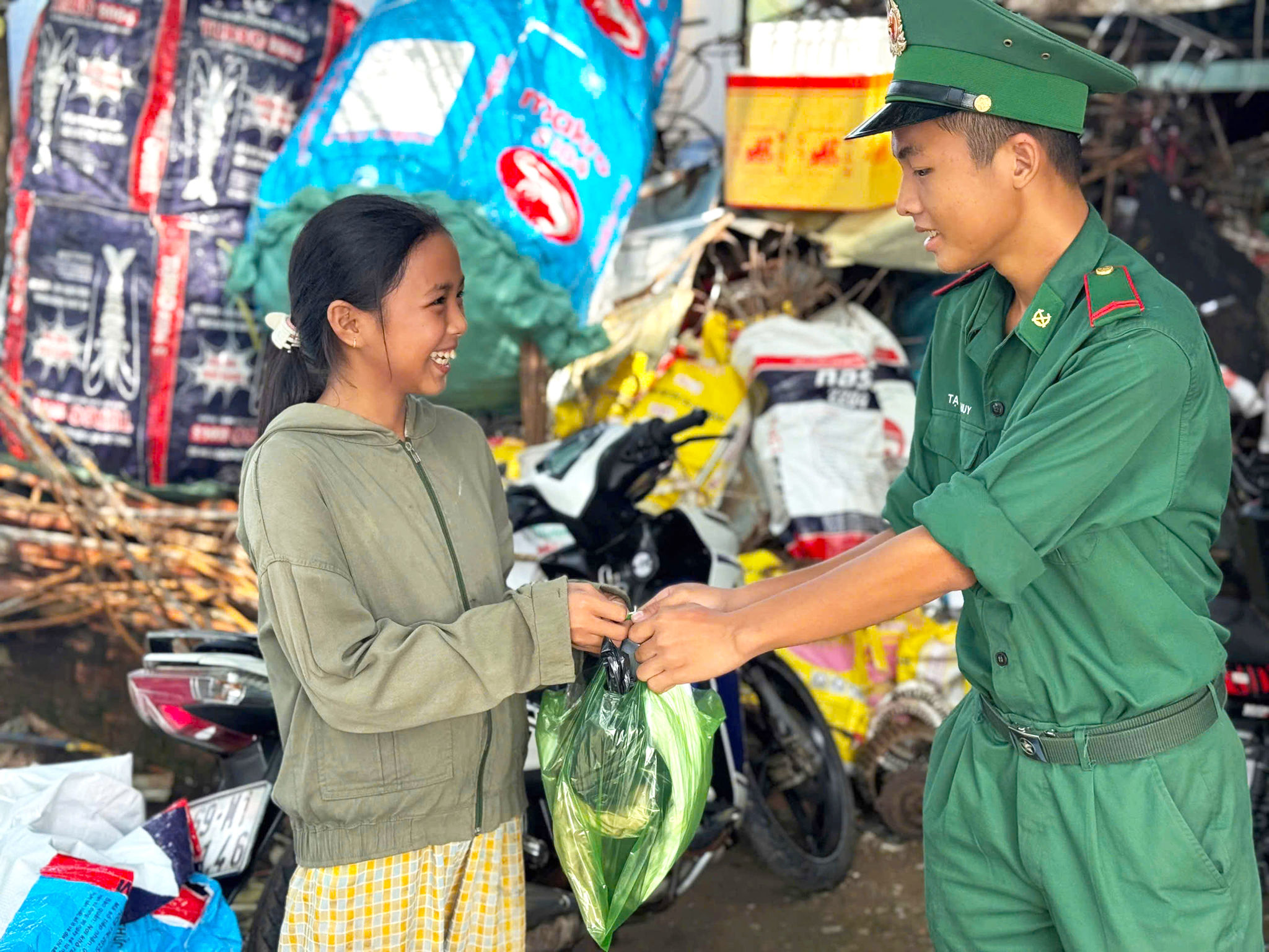 Niềm vui của các cháu nhỏ khi nhận được quà từ chương trình “Đổi rác lấy quà”. Ảnh: Hoàng Tá
