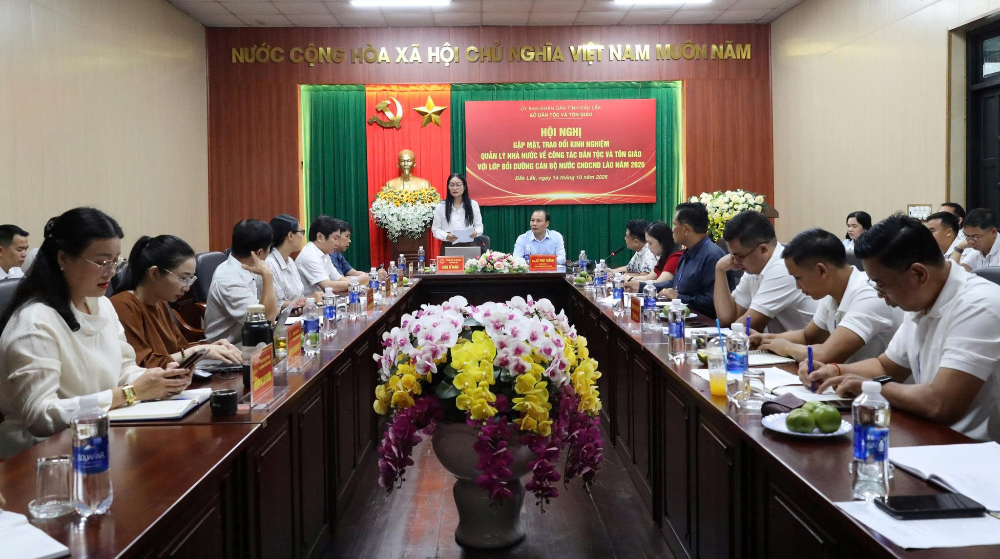 Bà Nay H Nan, Phó Giám đốc Sở Dân tộc và Tôn giáo tỉnh Đắk Lắk trao đổi về công tác dân tộc, tôn giáo trên địa bàn tỉnh