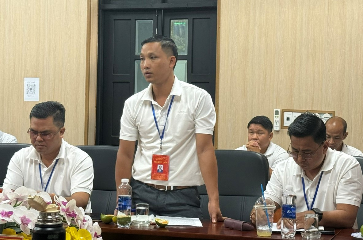 Các đại biểu Lào quan tâm đến triển khai thực hiện chính sách đối với Người có uy tín