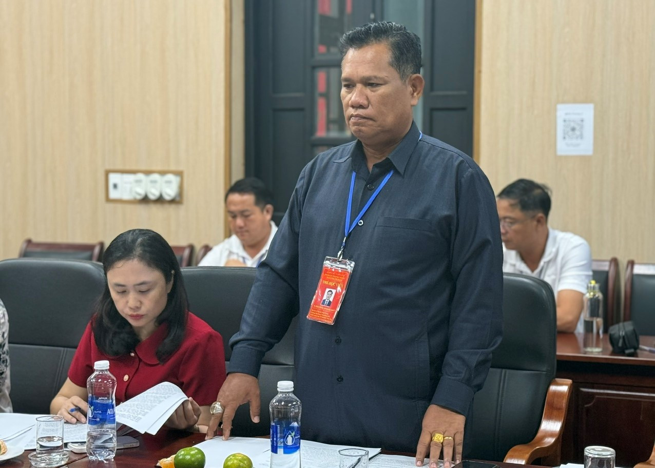 Ông Phongtisouk Siphomthaviboun, Phó Vụ trưởng Vụ Dân tộc và Tôn giáo Văn phòng Chính phủ CHDCND Lào trao đổi tại buổi làm việc