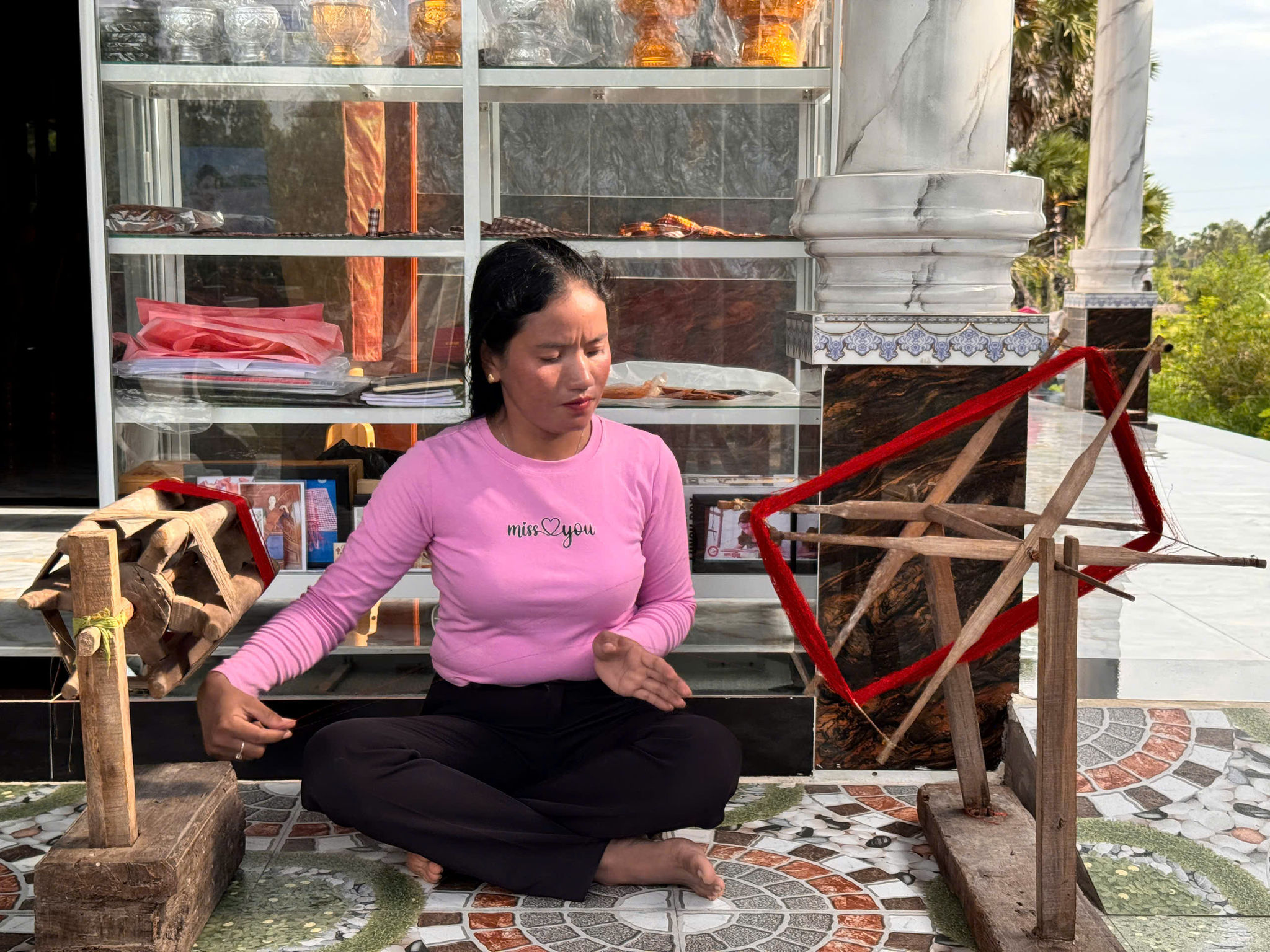 Nghệ nhân Neáng Chanh Ty, Chủ nhiệm Hợp tác xã dệt thổ cẩm Khmer Văn Giáo xã An Cư, tỉnh An Giang đang là người gắn bó với nghề dệt gần 30 năm